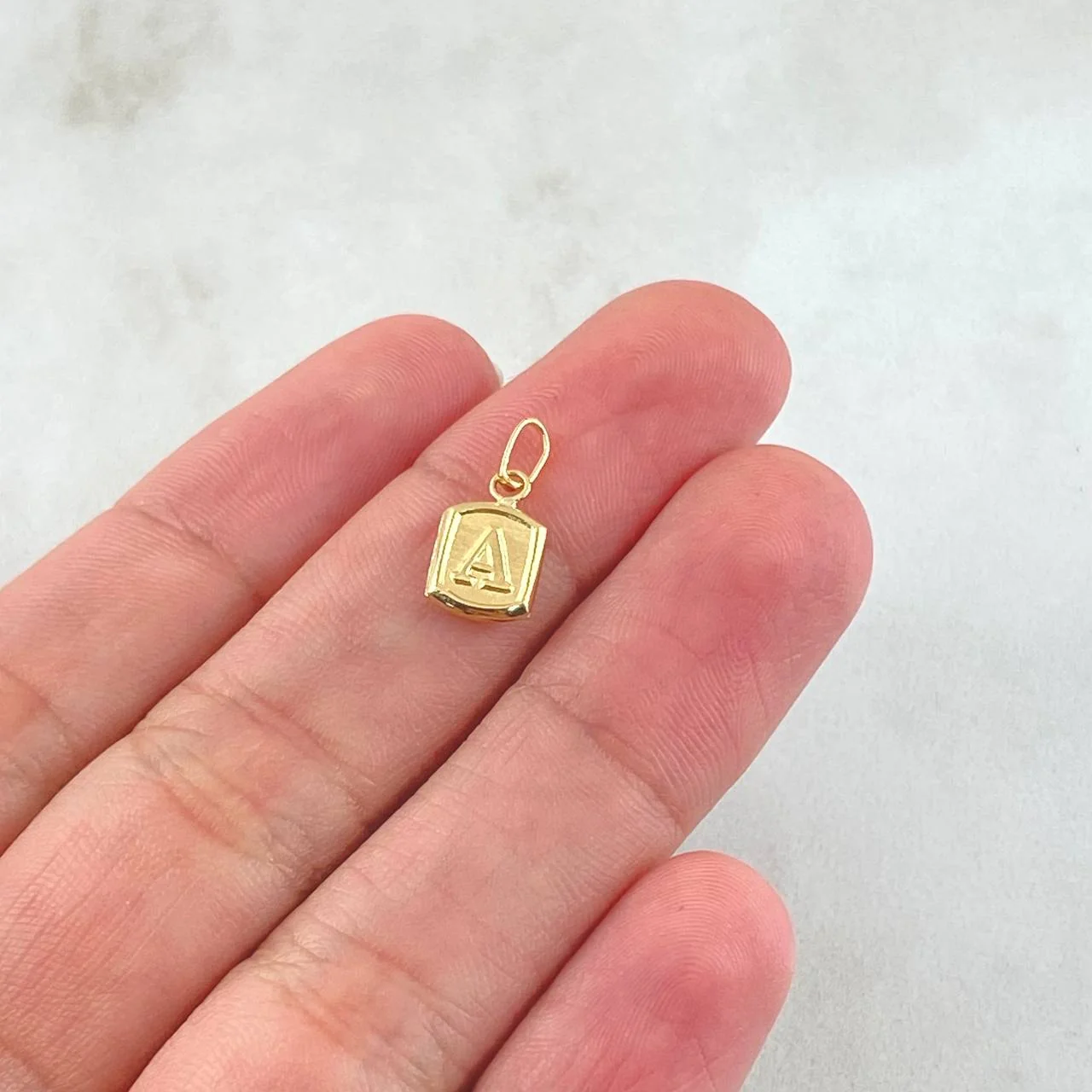 Dije Letra A Marco Texturizado 0.35gr / 1/2 in / Oro Amarillo 18K - Image 4