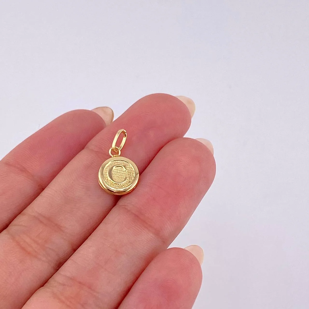 Dije Letra C 0.45 g / 3/4 in 18K - Image 3