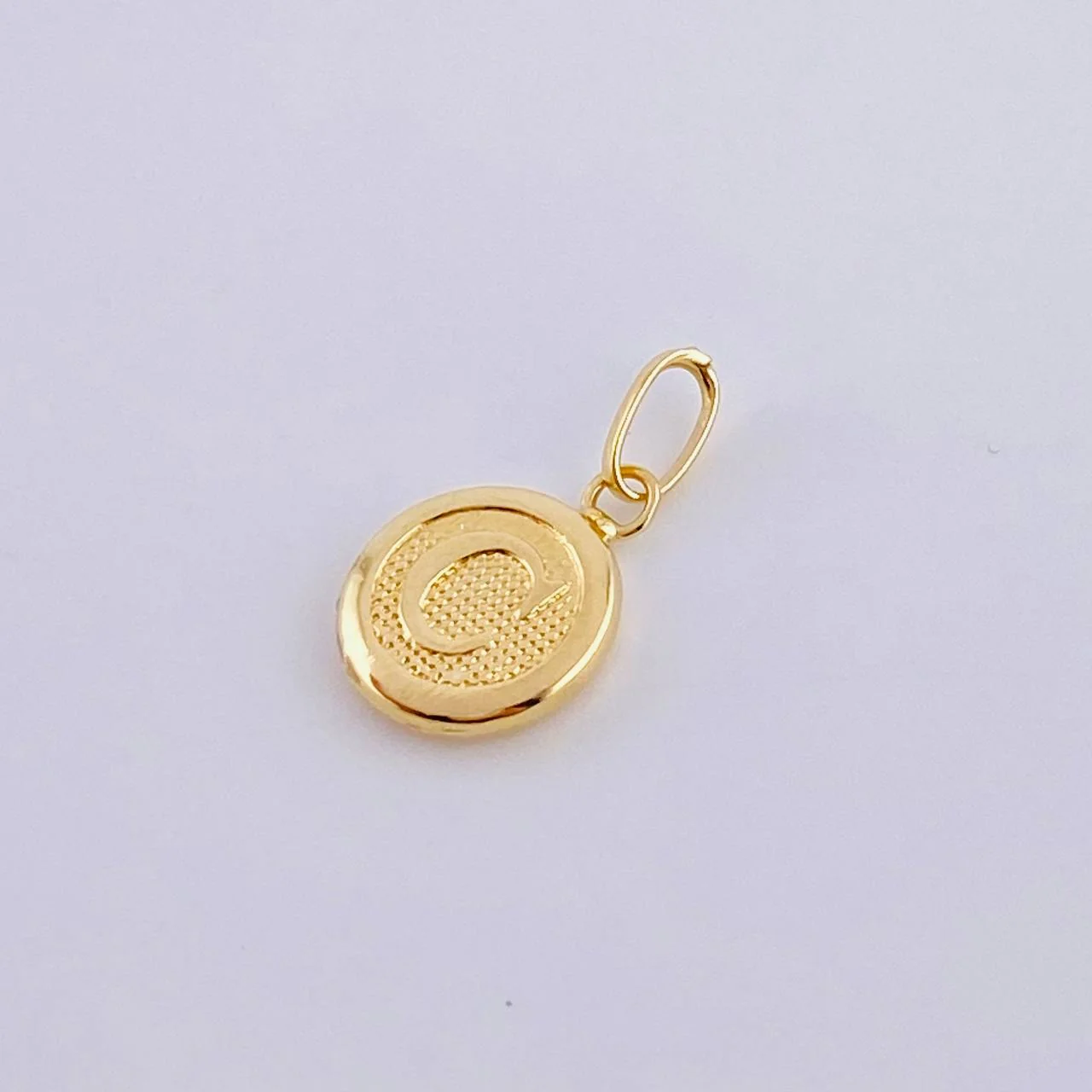Dije Letra C 0.45 g / 3/4 in Oro Amarillo 18K - Image 2