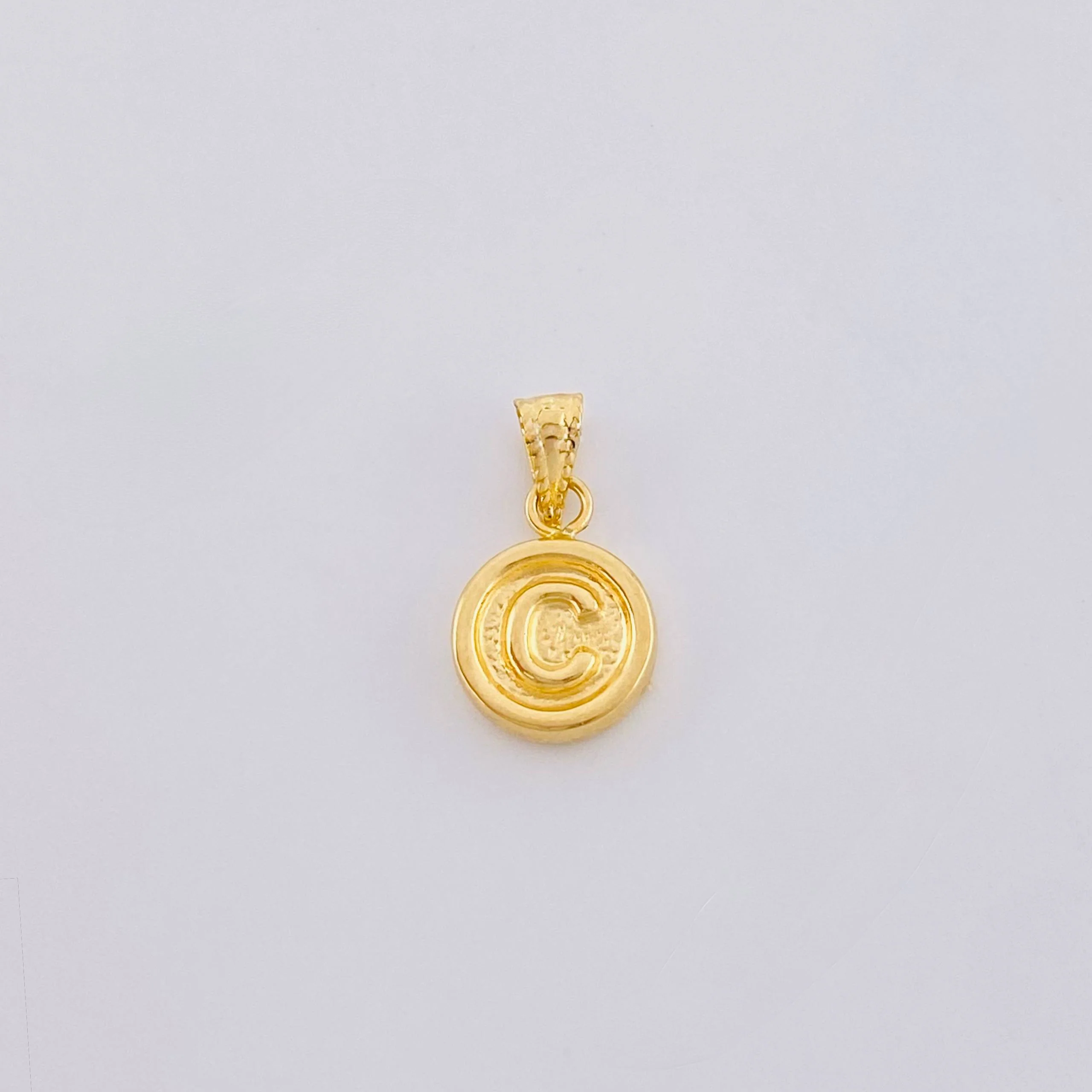 Dije Letra C 0.4gr / 1/2 in / Oro Amarillo 18K *