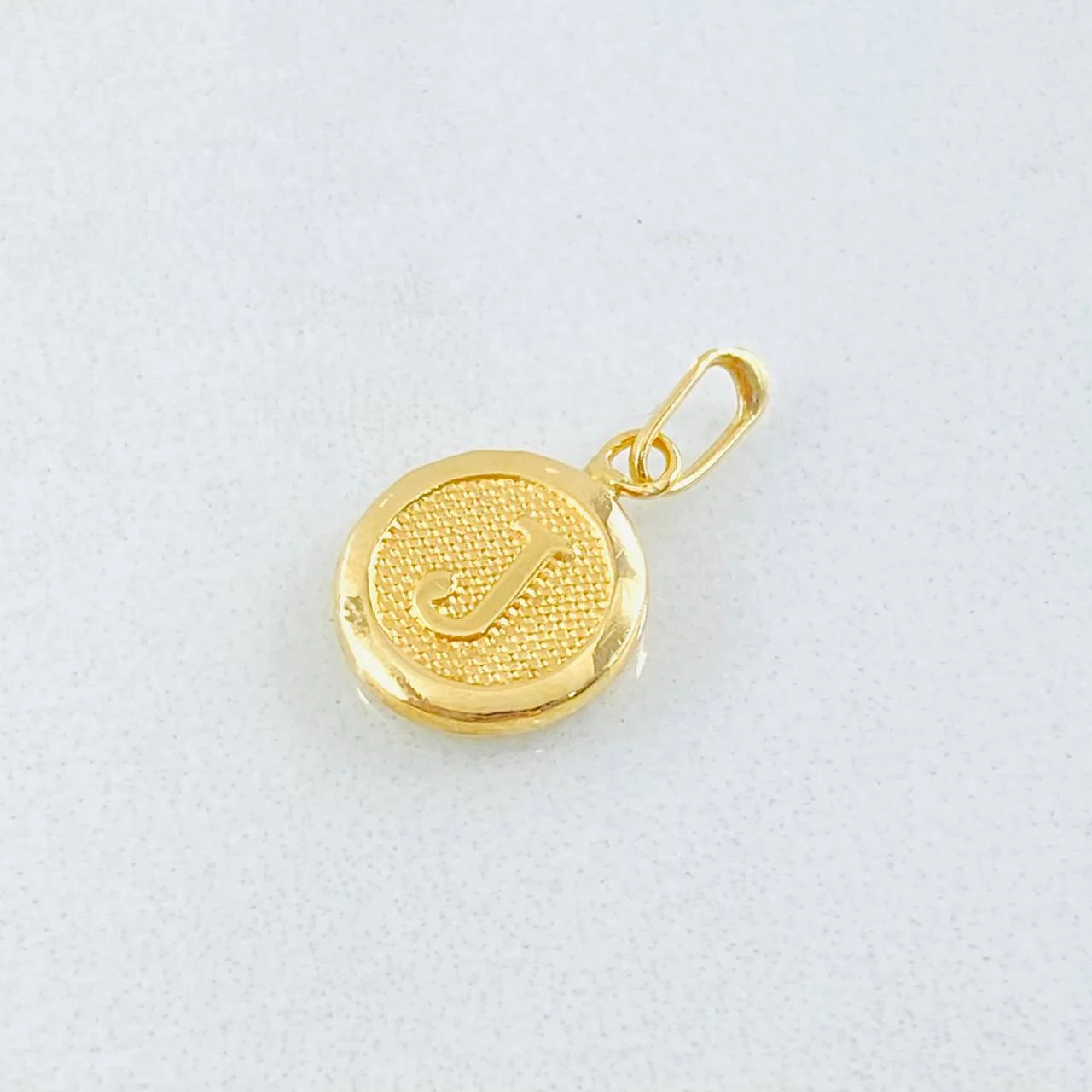 Dije Letra Circulo J 0.45 g / 3/4 in Oro Amarillo 18K - Image 2