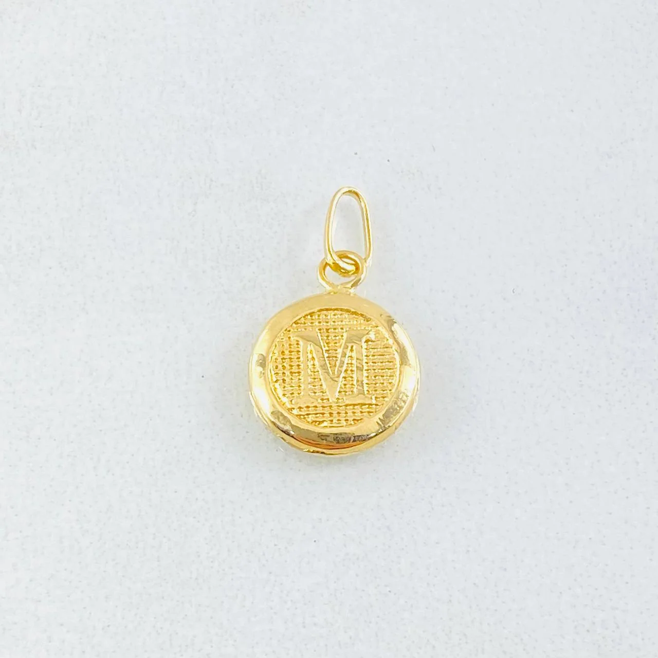 Dije Letra Circulo M 0.4 g / 3/4 in Oro Amarillo 18K - Image 2