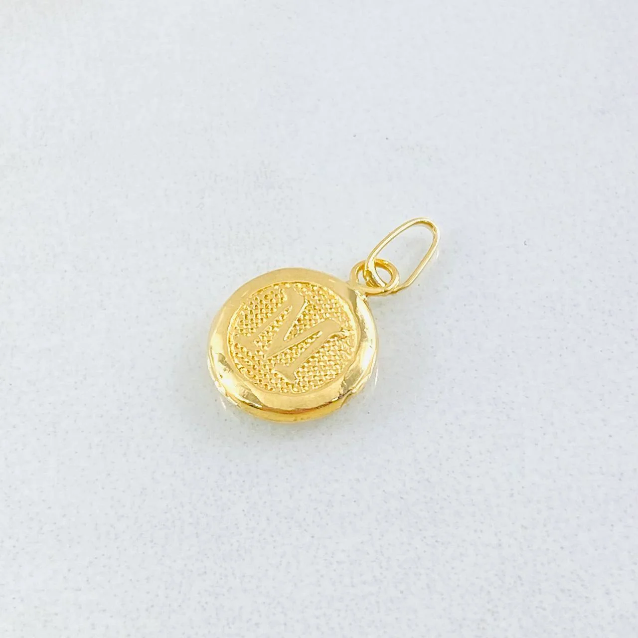 Dije Letra Circulo M 0.4 g / 3/4 in Oro Amarillo 18K - Image 3