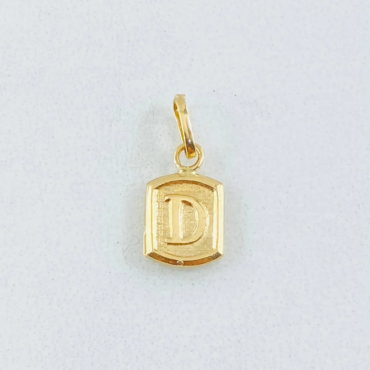 Dije Letra D Marco Texturizado 0.3gr / 1/2 in / Oro Amarillo 18K * - Image 4