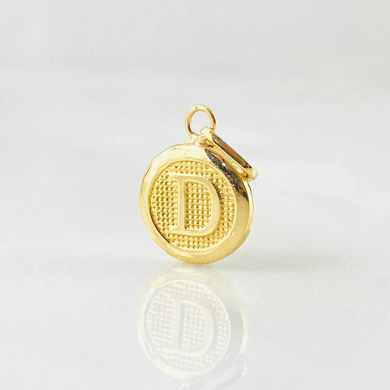 Dije Letra D Circulo Texturizado 0.4gr / 1/2in / Oro Amarillo 18K