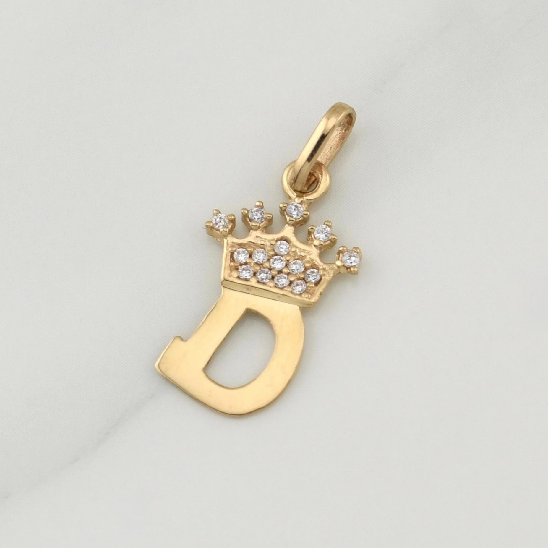 Dije Letra D Corona 0.8 g / 3/4 in Oro Amarillo 18K - Image 2