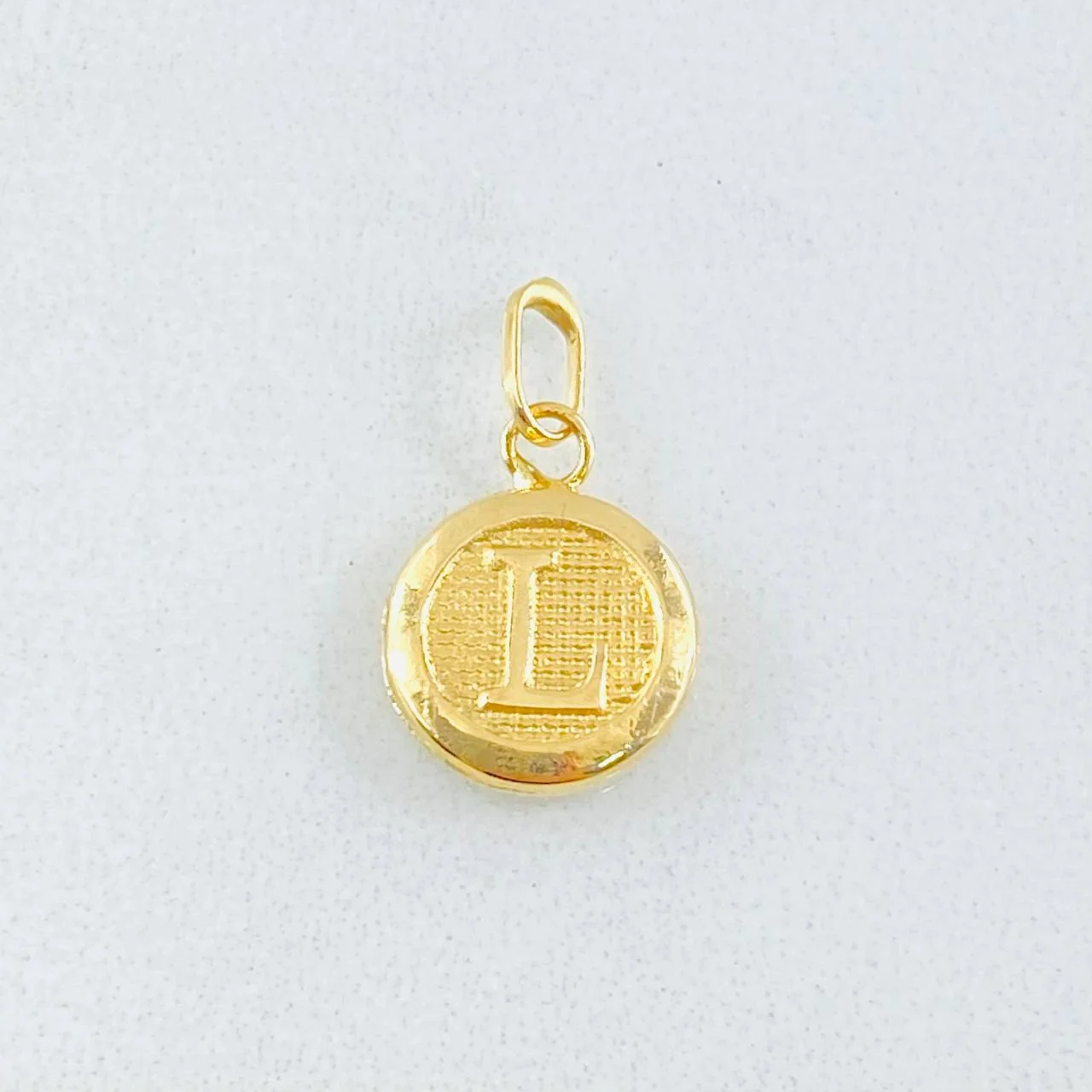 Dije Letra L Circulo 0.4 g / 1/2 in Oro Amarillo 18K - Image 2