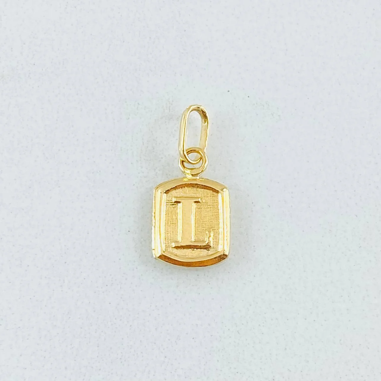 Dije Letra L Marco Texturizado 0.3gr / 1/2 in / Oro Amarillo 18K * - Image 3
