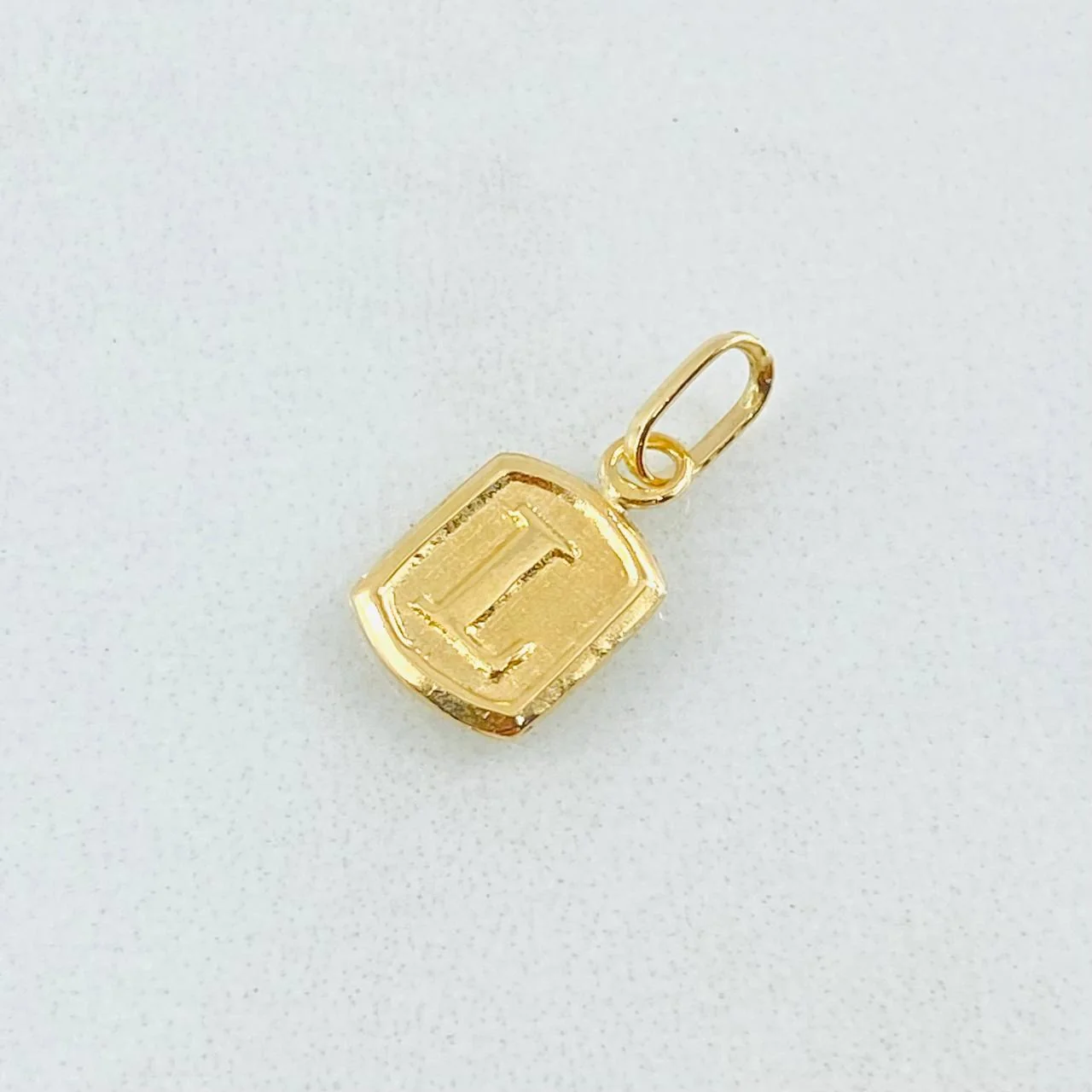 Dije Letra L Marco Texturizado 0.3gr / 1/2 in / Oro Amarillo 18K * - Image 4