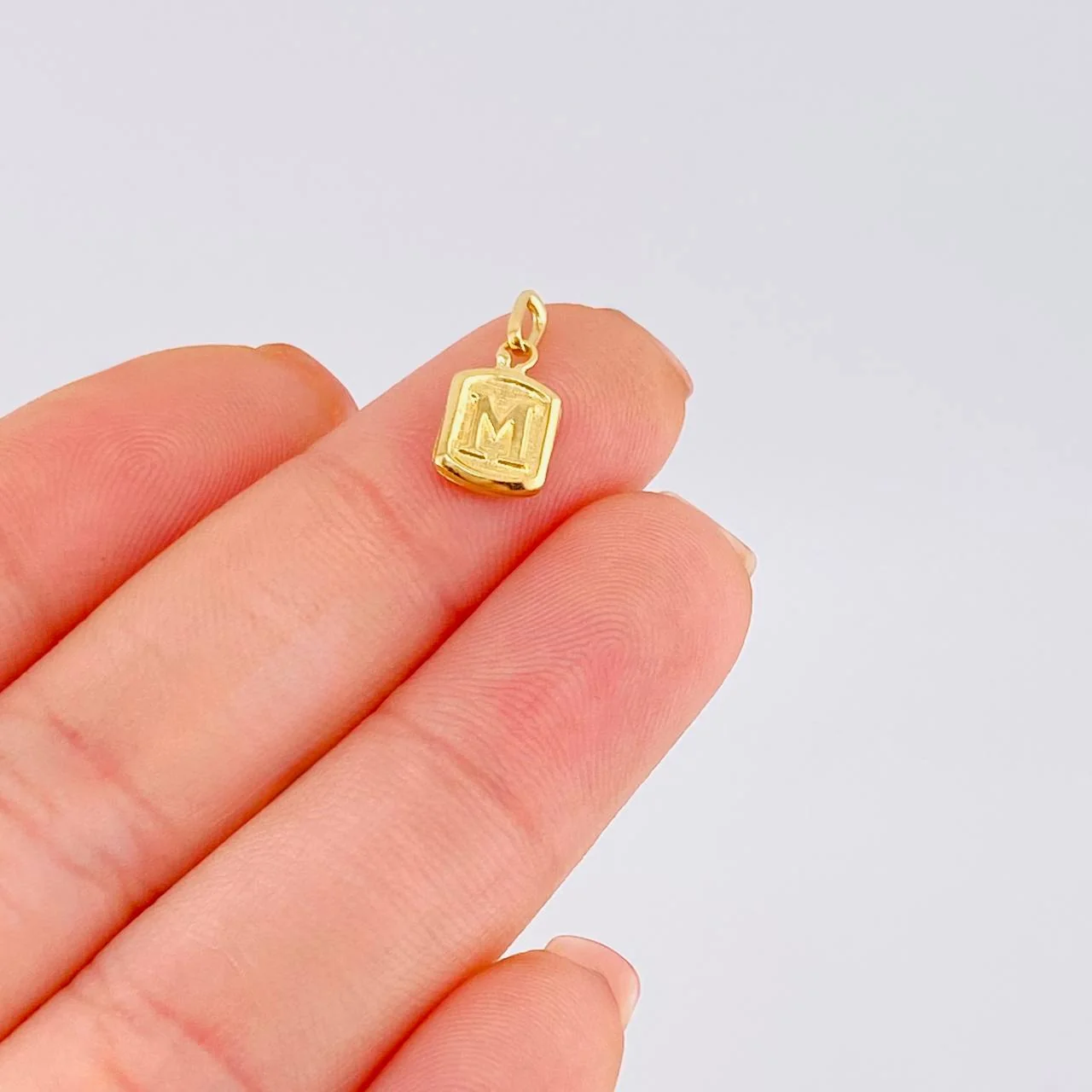 Dije Letra M 0.3 g / 1/2 in Oro Amarillo 18K - Image 4