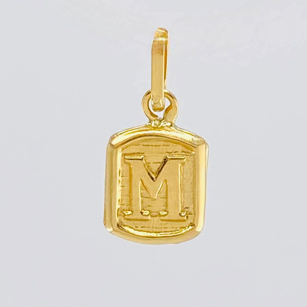 Dije Letra M 0.35 g / 1/2 in Oro Amarillo 18K - Image 2