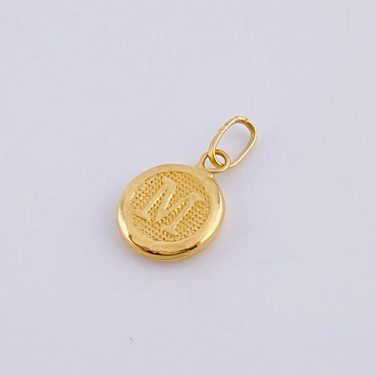 Dije Letra M 0.45 g / 3/4 in Oro Amarillo 18K - Image 2
