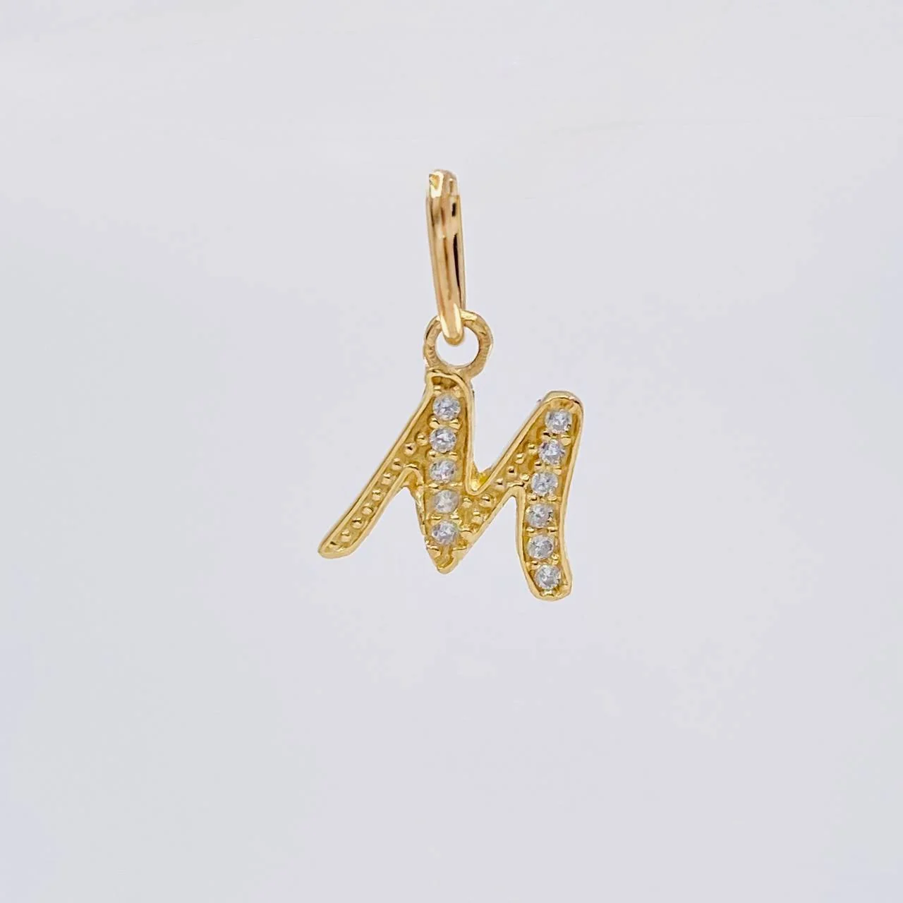 Dije Letra M Cursiva 0.65 g / 1 in Oro Amarillo 18K