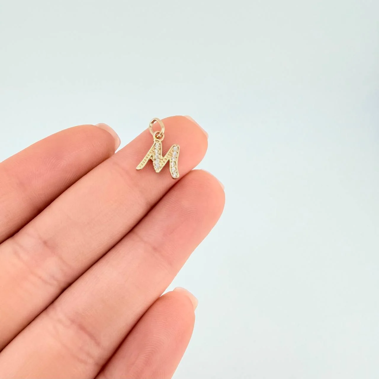 Dije Letra M Cursiva 0.65 g / 1 in Oro Amarillo 18K - Image 2