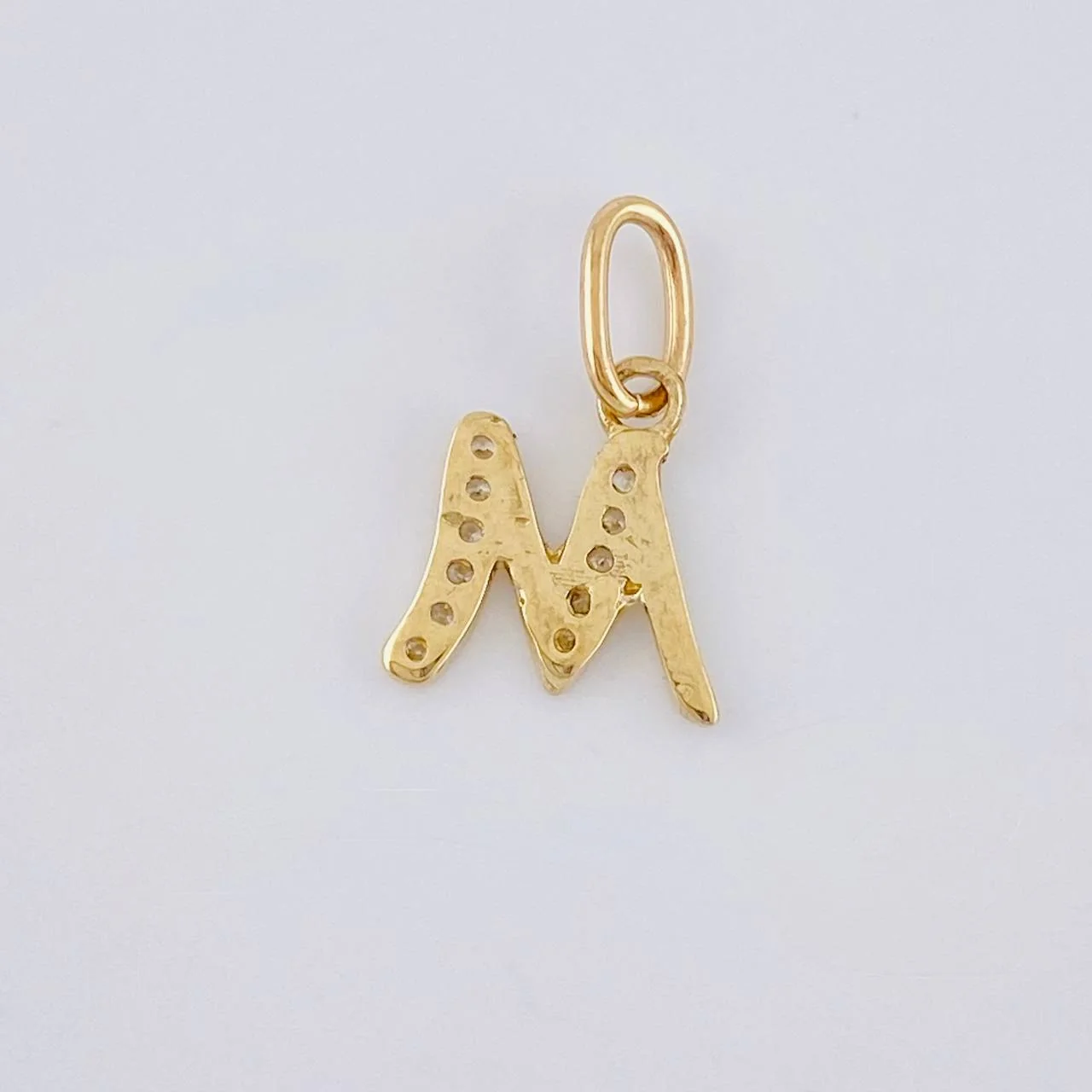 Dije Letra M Cursiva 0.65 g / 1 in Oro Amarillo 18K - Image 3