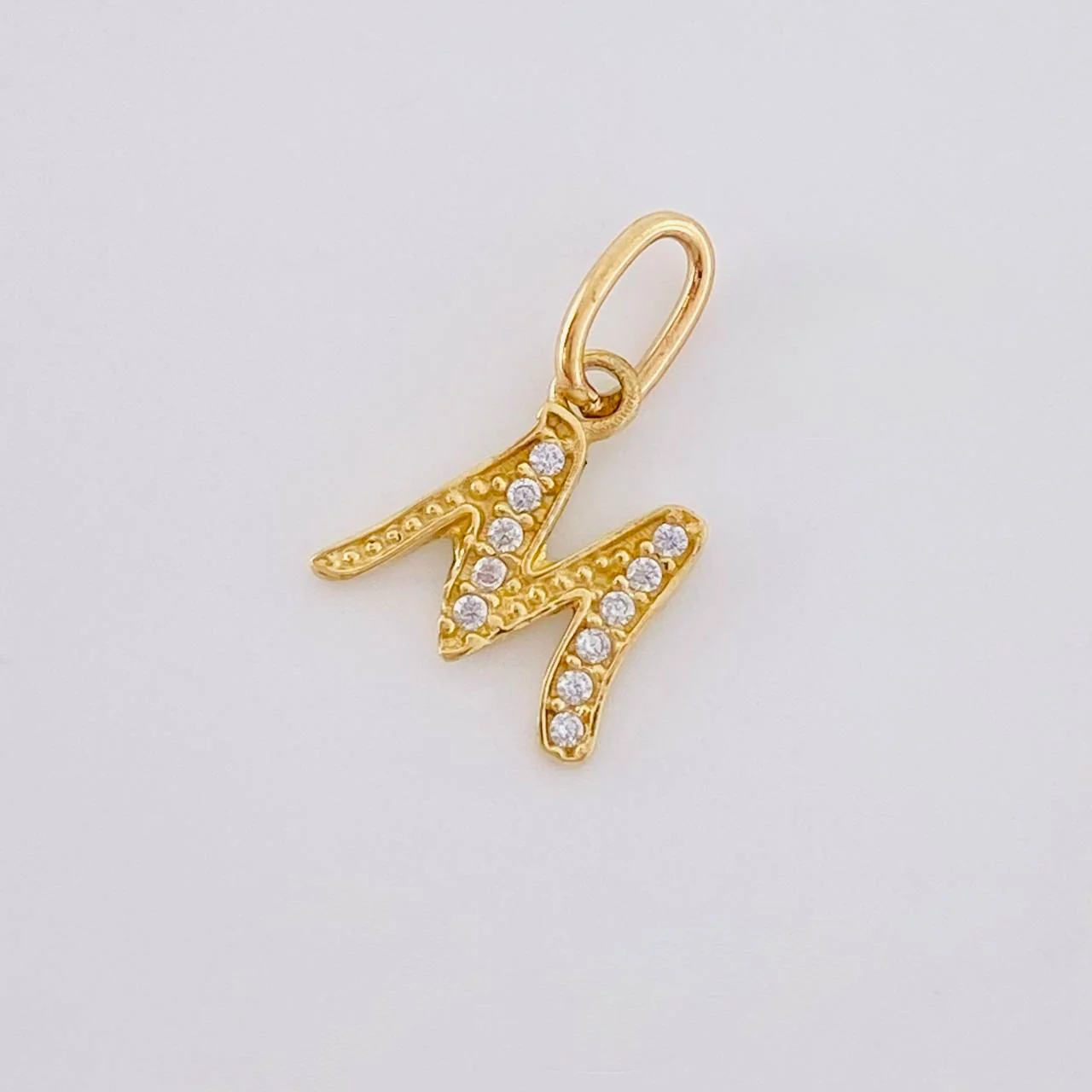 Dije Letra M Cursiva 0.65 g / 1 in Oro Amarillo 18K - Image 4