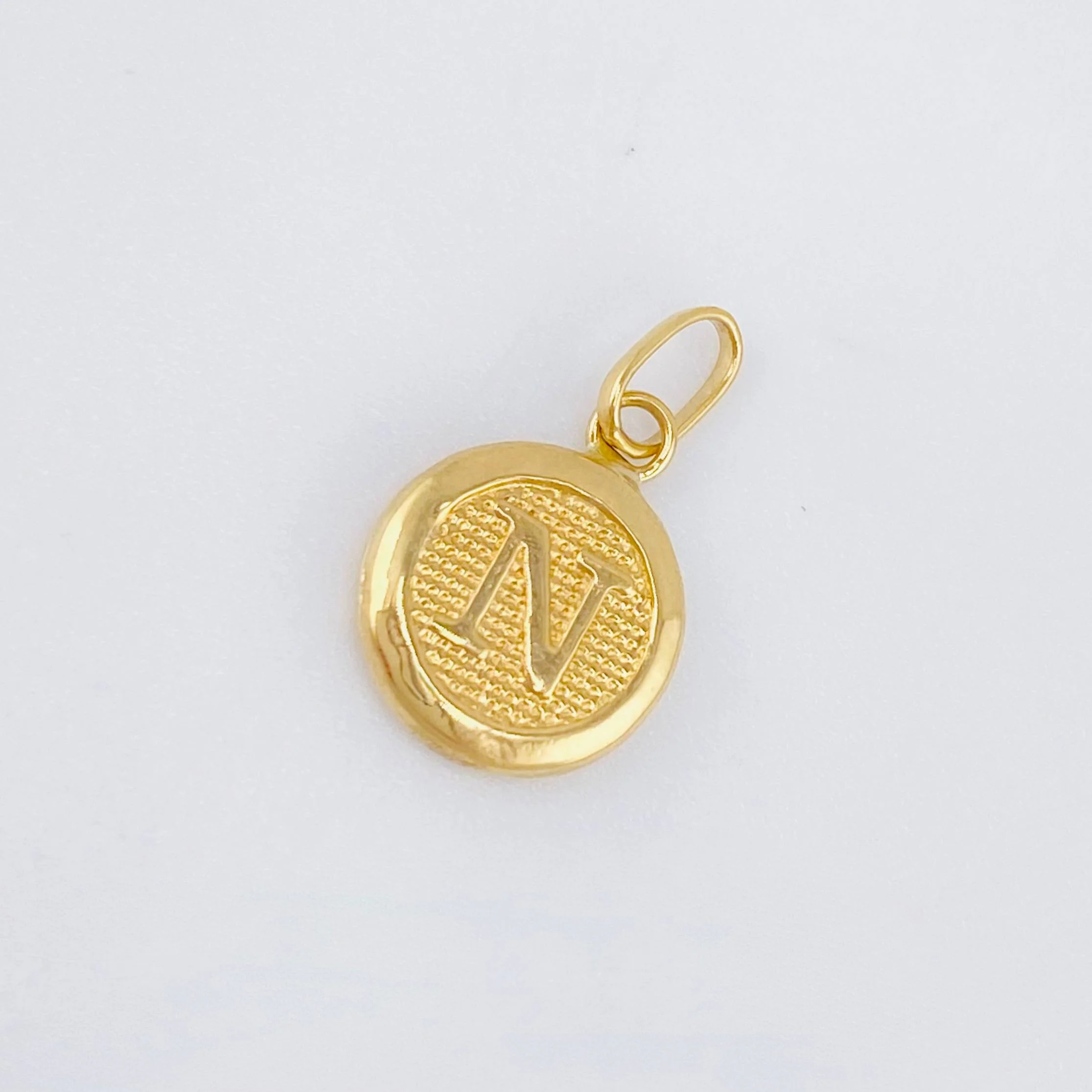 Dije Letra N Circulo Texturizado 0.35gr / 1/2 in / Oro Amarillo 18K * - Image 3