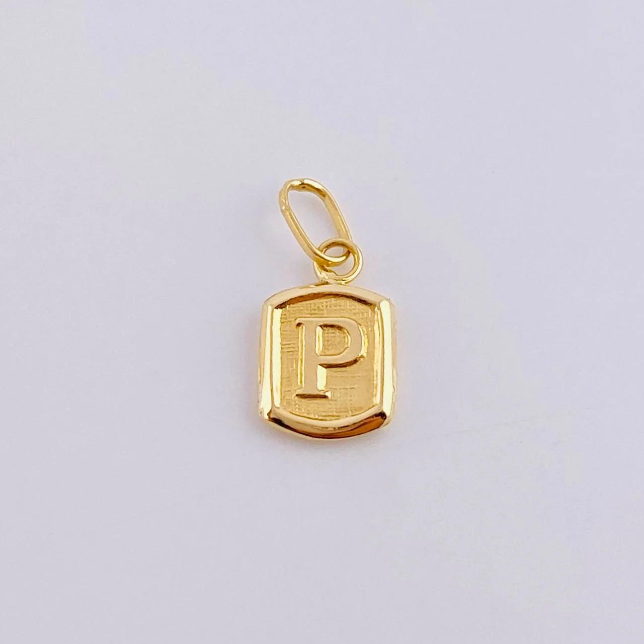 Dije Letra P 0.3 g / 1/2 in Oro Amarillo 18K