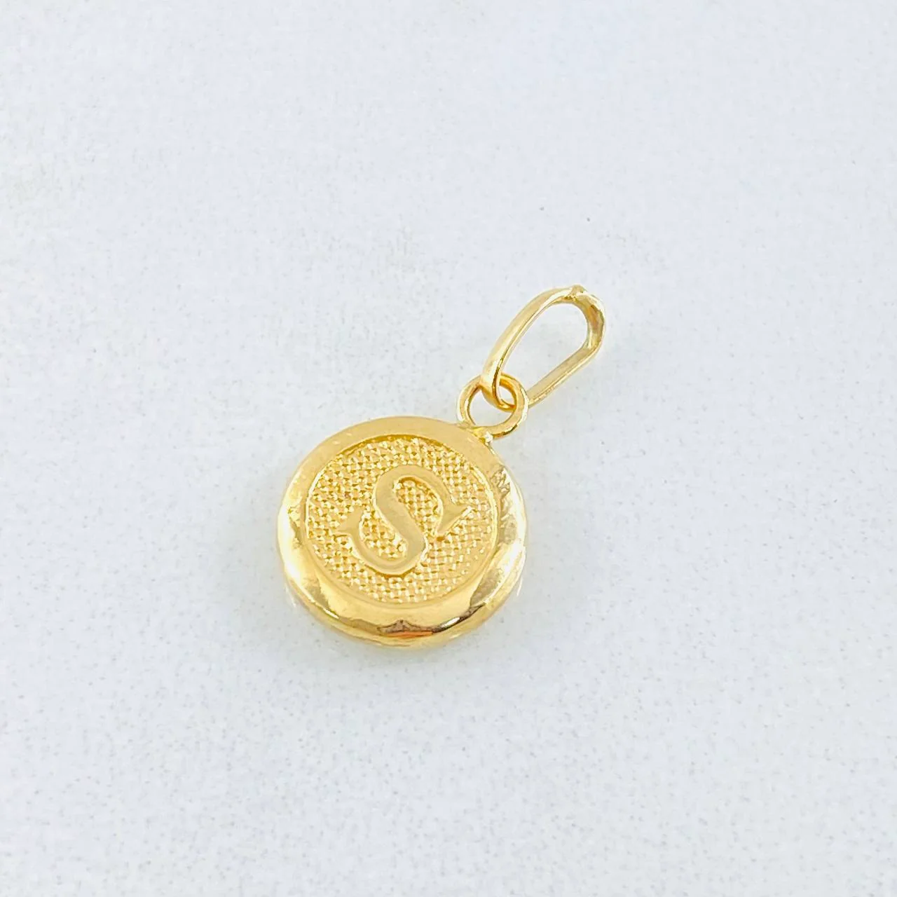 Dije Letra S Circulo Texturizado 0.4gr / 1/2 in / Oro Amarillo 18K * - Image 3