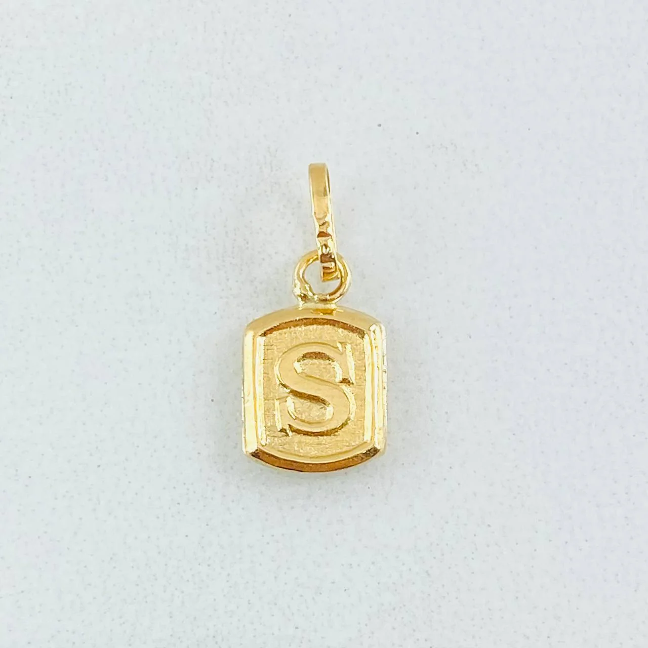 Dije Letra S Marco Texturizado 0.35gr / 1/2 in / Oro Amarillo 18K * - Image 3