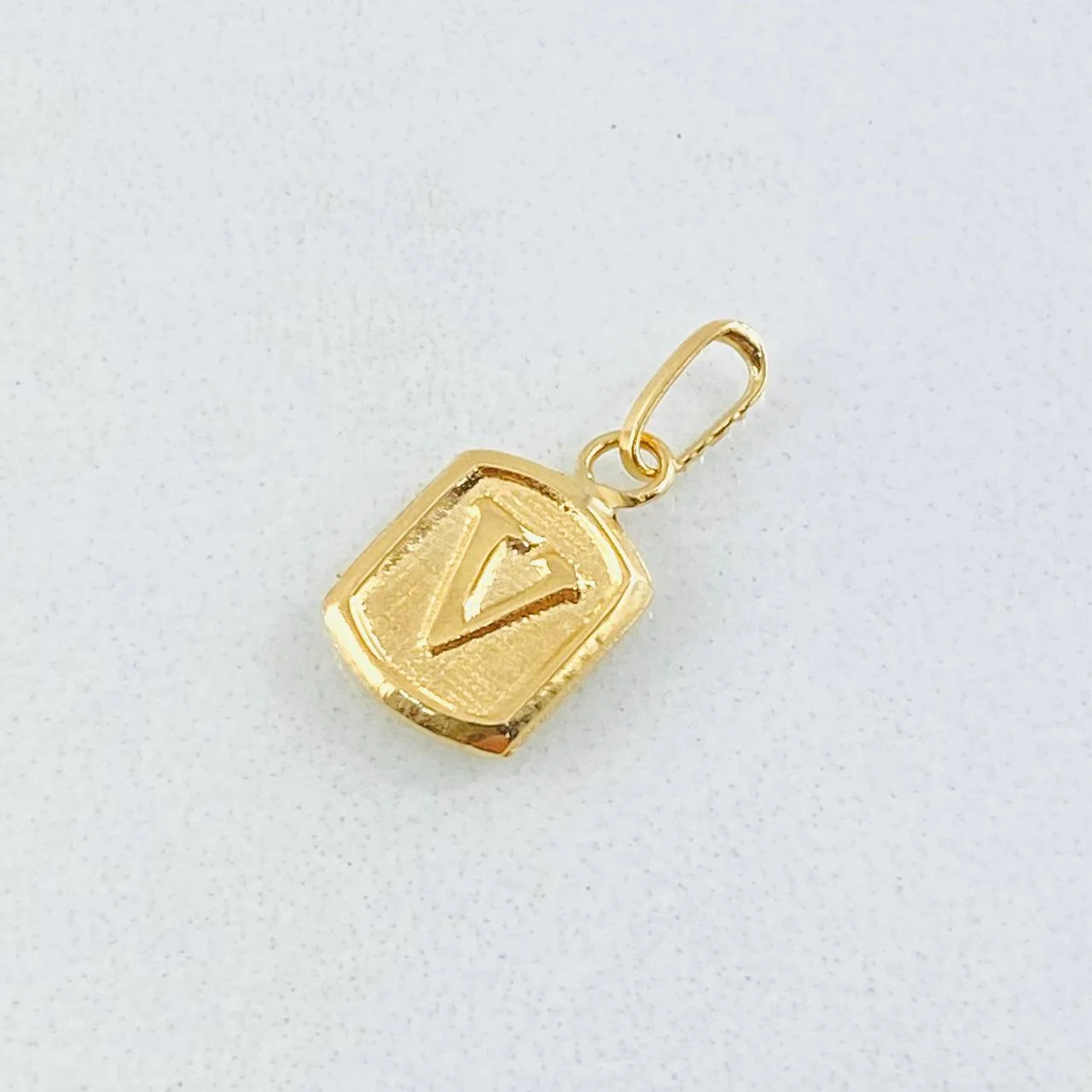 Dije Letra V 0.3 g / 1/2 in Oro Amarillo 18K - Image 2