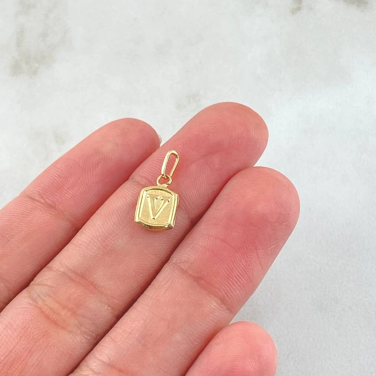 Dije Letra V 0.3 g / 1/2 in Oro Amarillo 18K - Image 3
