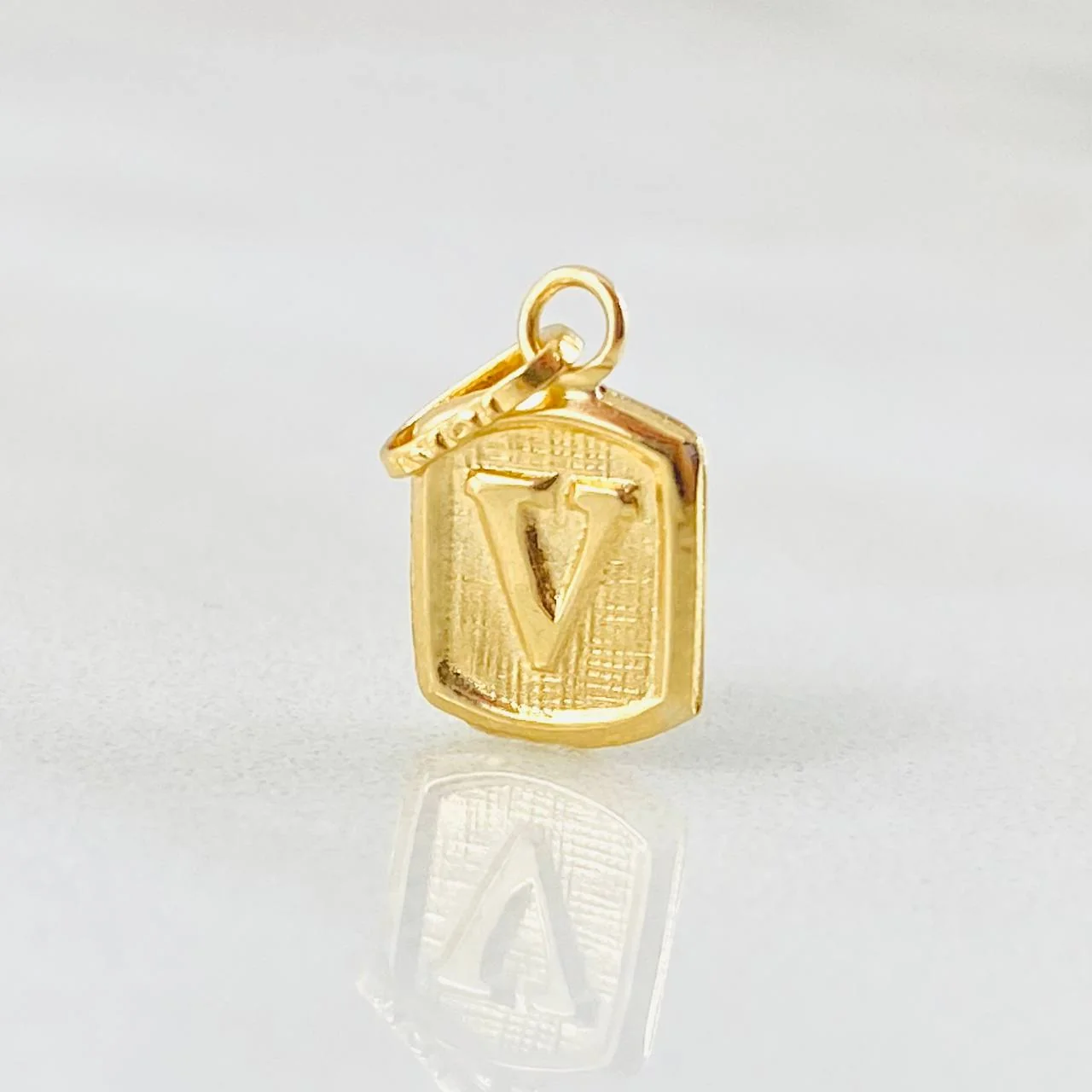 Dije Letra V 0.3 g / 1/2 in Oro Amarillo 18K - Image 4