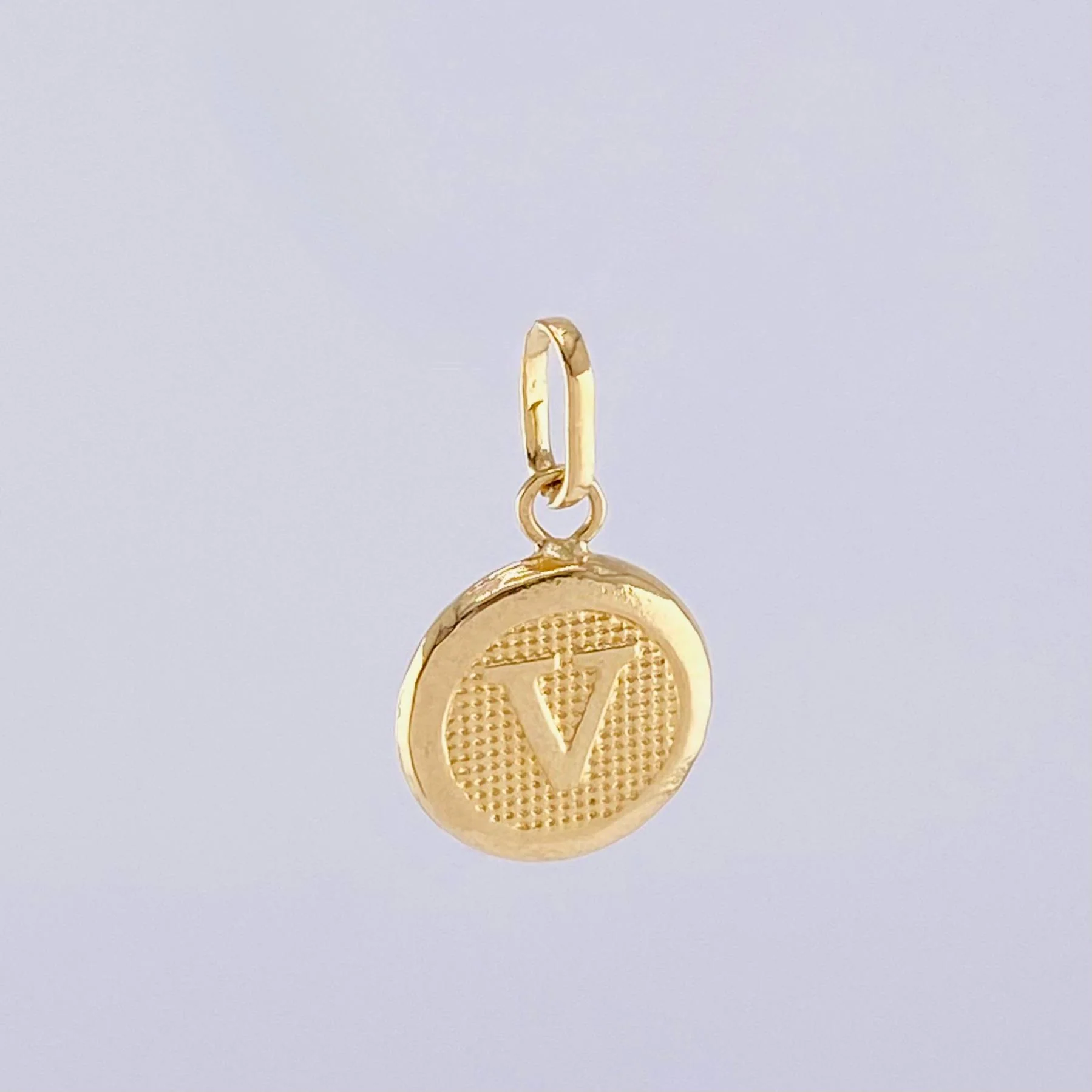 Dije Letra V 0.4 g / 3/4 in Oro Amarillo 18K - Image 4