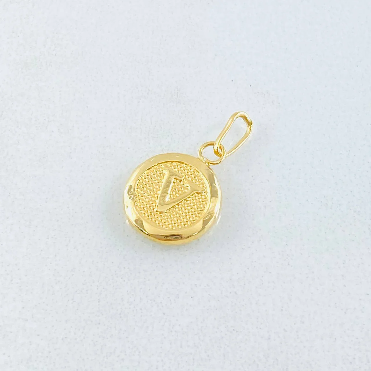 Dije Letra V Circulo Texturizado 0.4gr / 1/2 in / Oro Amarillo 18K © - Image 3