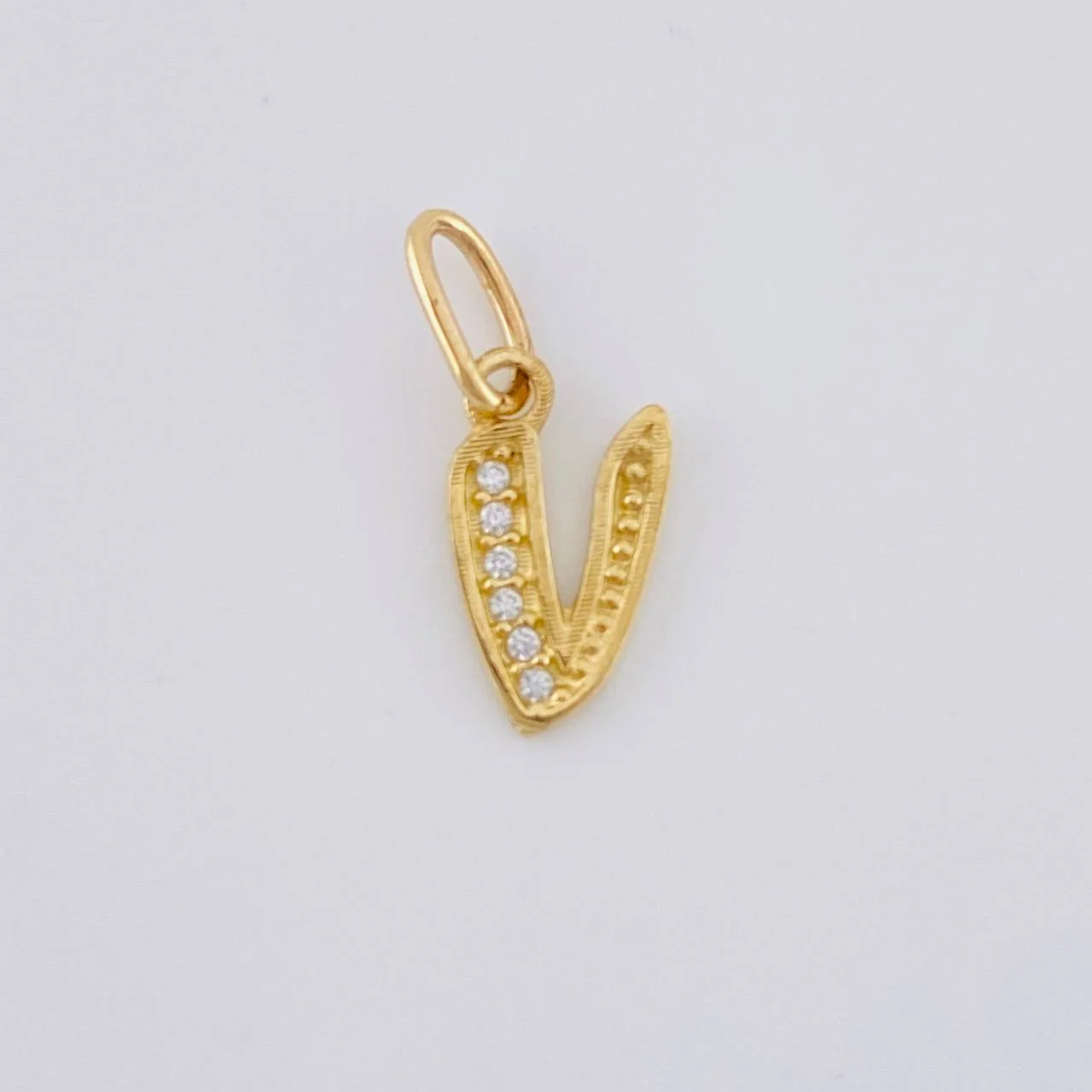 Dije Letra V Cursiva 0.7 g / 1 in Oro Amarillo 18K
