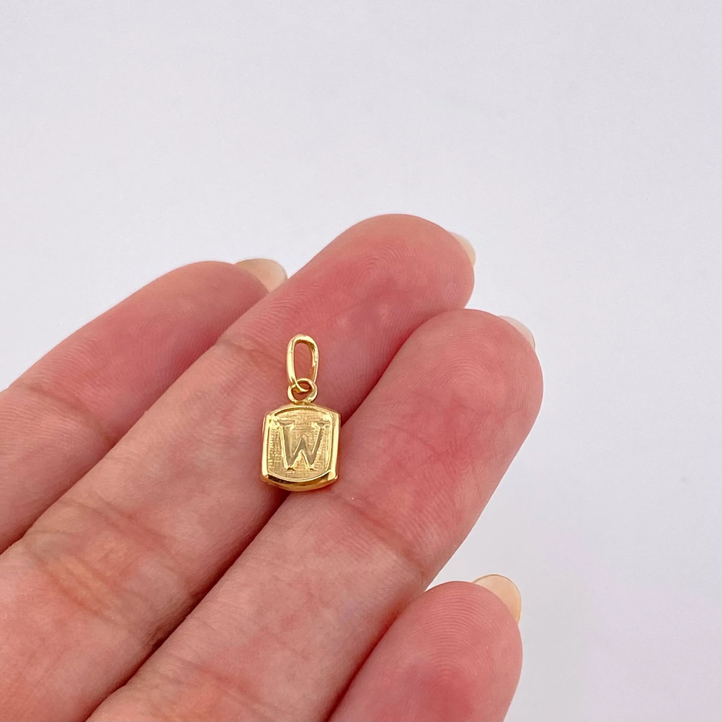 Dije Letra W 0.3 g / 1/2 in Oro Amarillo 18K - Image 3
