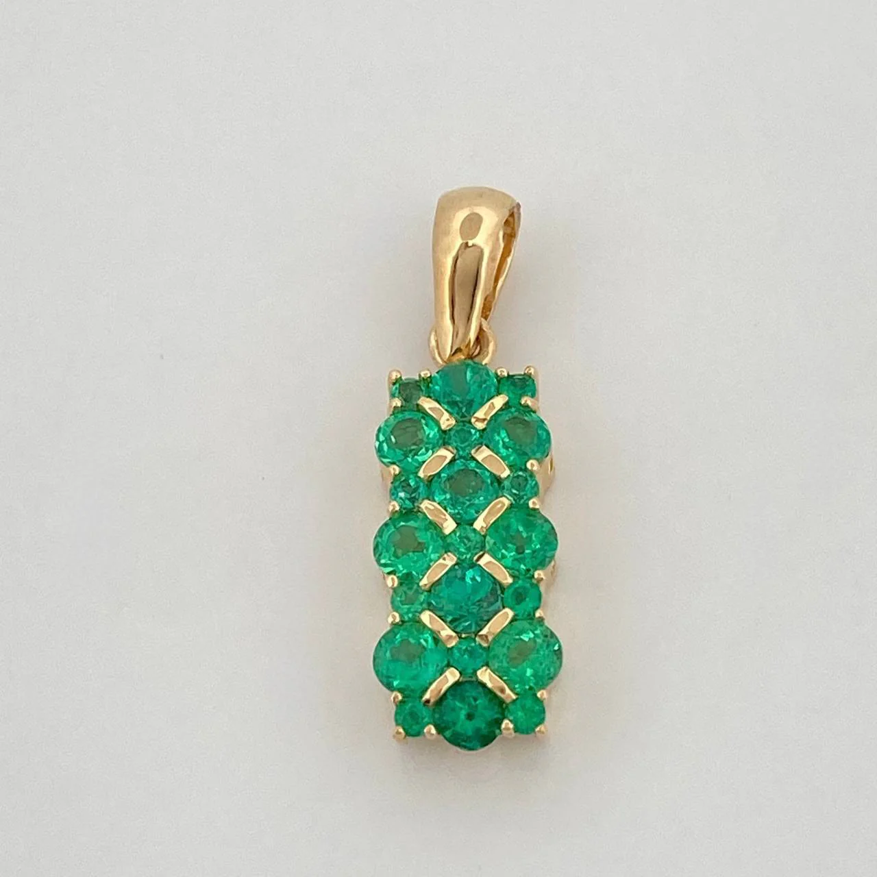 Dije Linea De Flores 21 Esmeraldas 75Pts 1.7 g / 3/4 in Oro Amarillo 18K