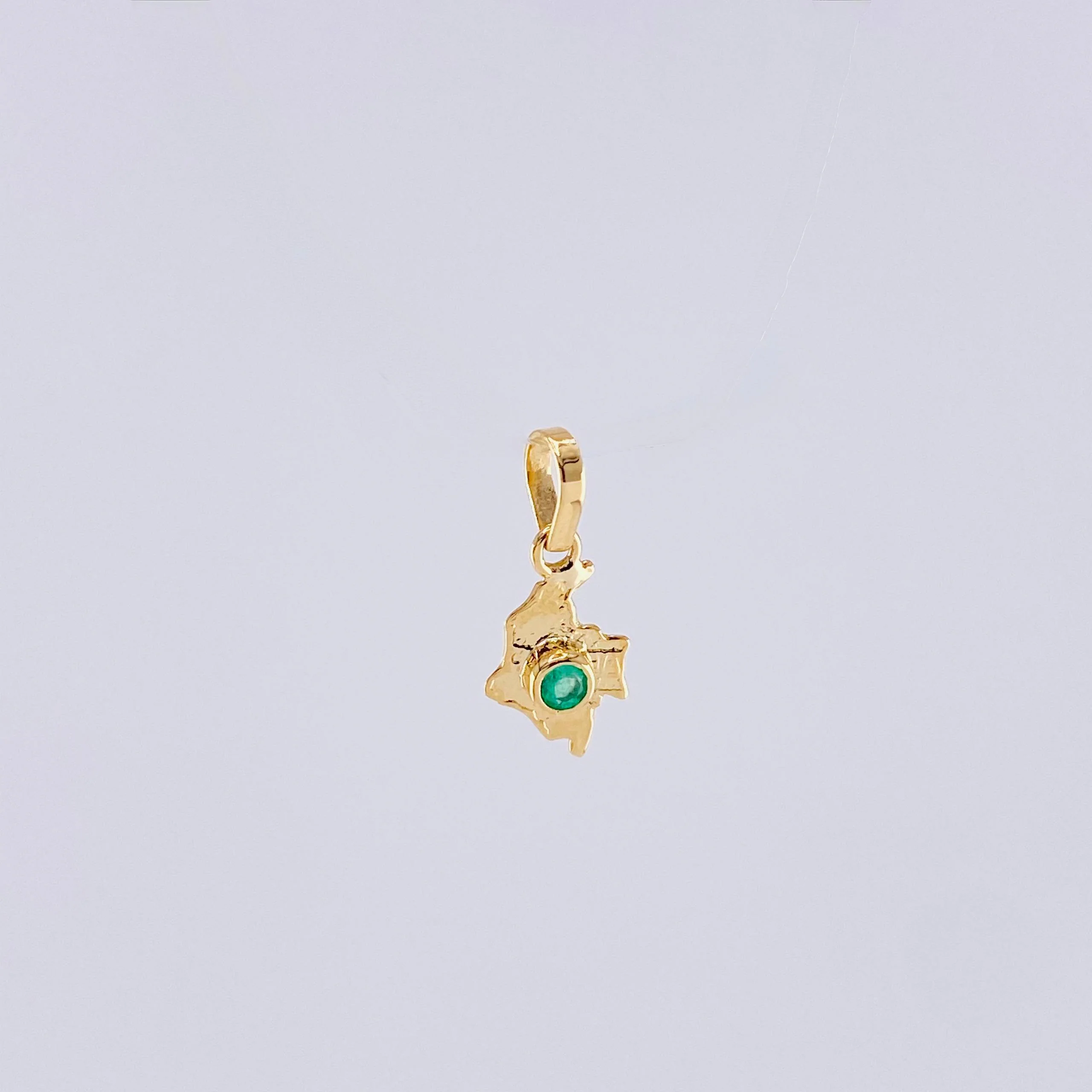Dije Mapa De Colombia Esmeralda 4Pts 0.25 g / 1/2 in Oro Amarillo 18K - Image 3