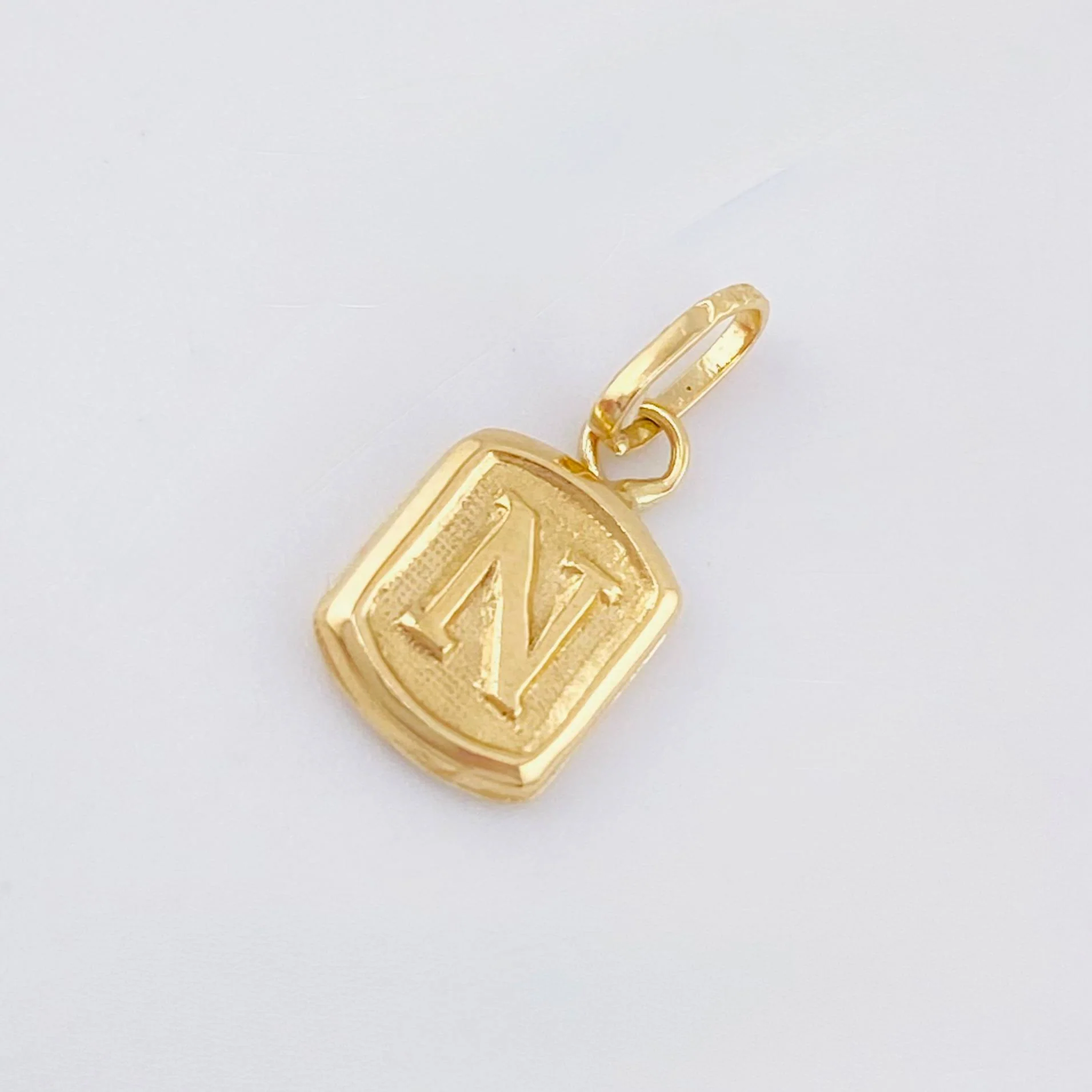 Dije Marco Letra N 0.3 g / 1/2 in Oro Amarillo 18K - Image 4
