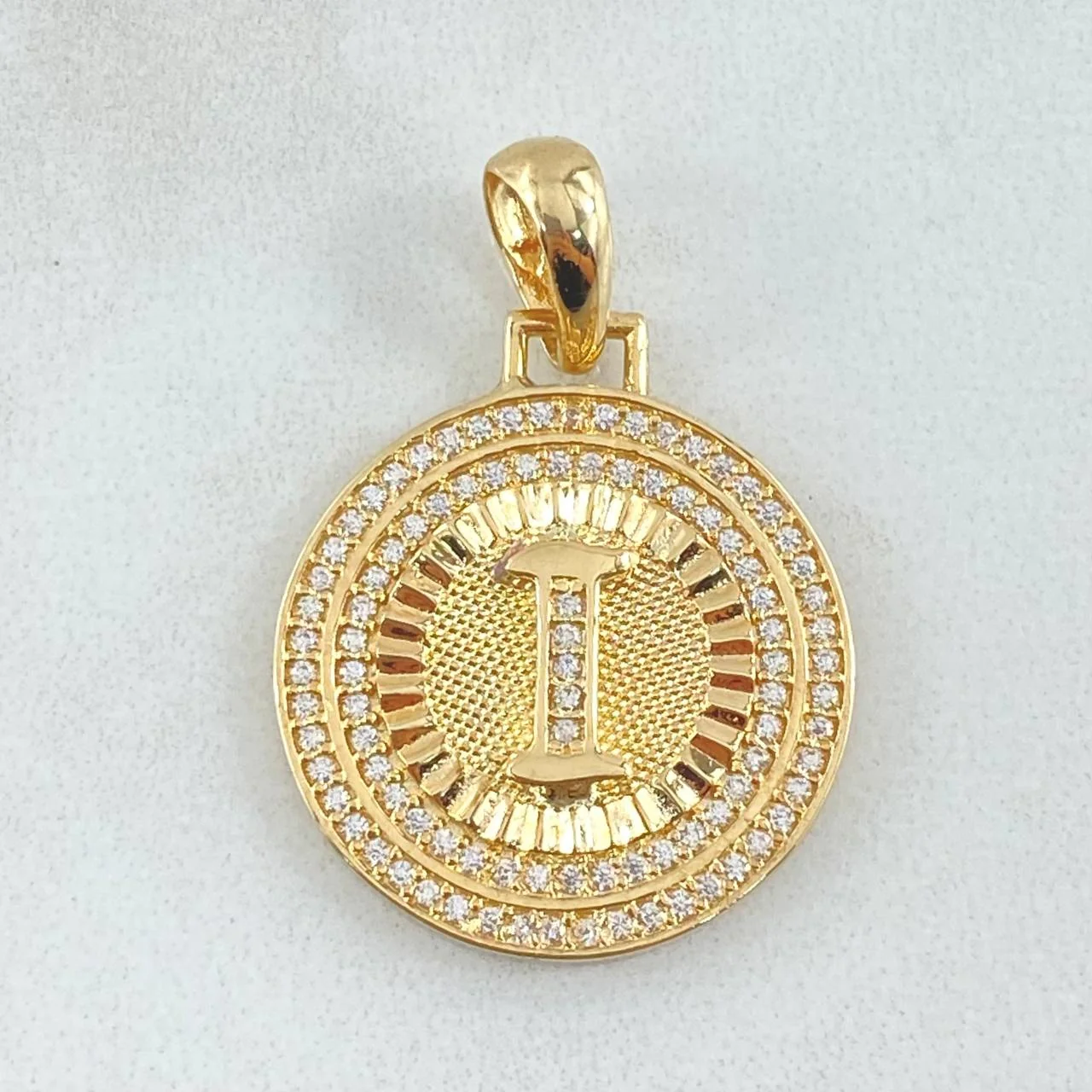 Dije Medalla Letra I 4.5 g / 1 1/4 in Oro Amarillo 18K