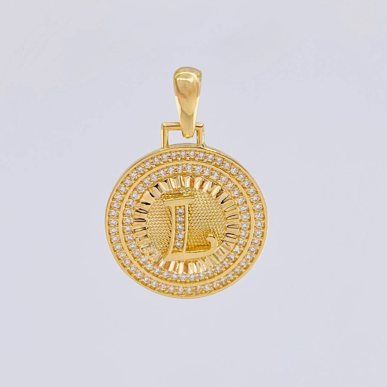 Dije Medalla Letra L 4.35 g / 1 1/4 in Oro Amarillo 18K - Image 2