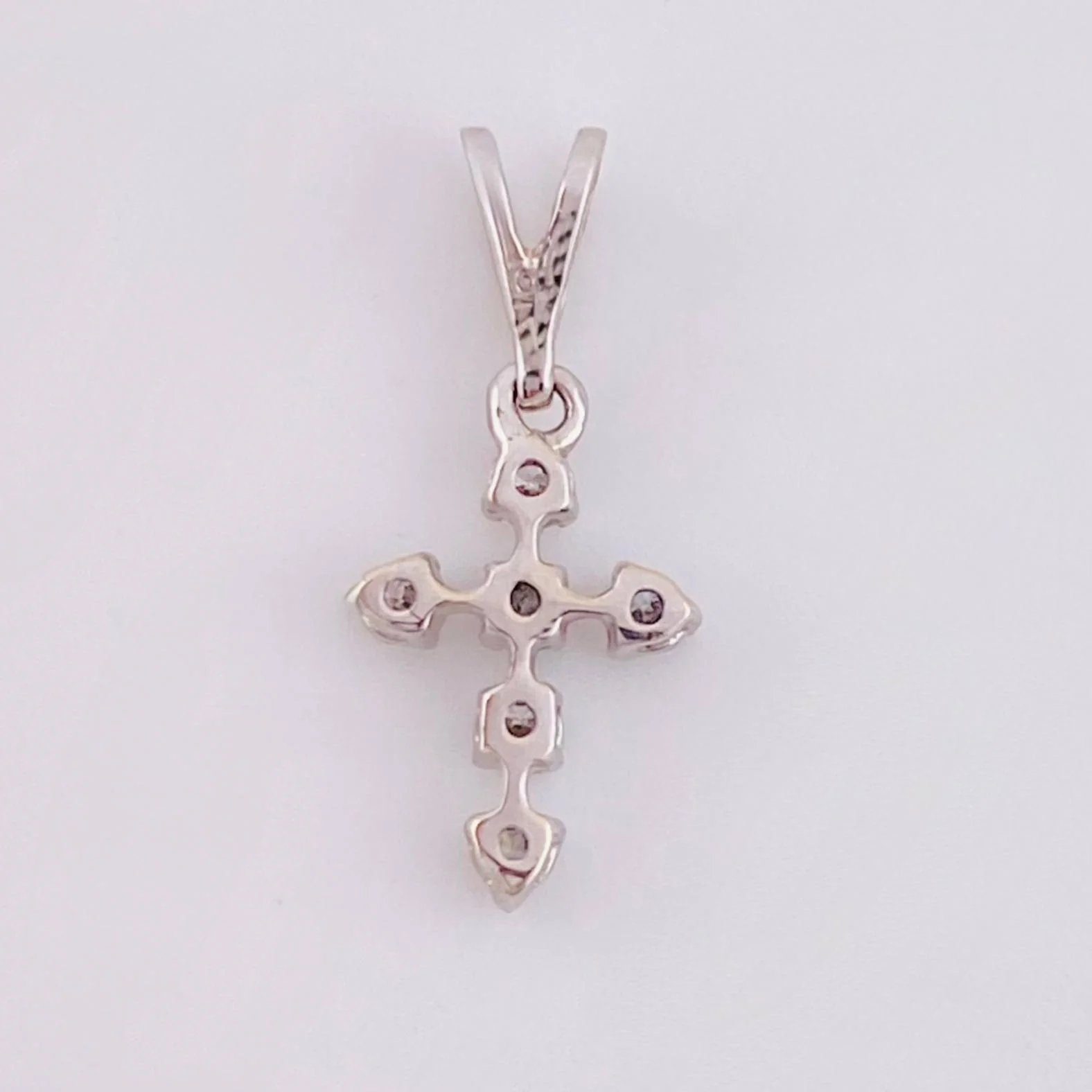 Dije Mini Cruz Diamantes 8pts 0.35gr / 1/2 in / Oro Blanco 18K * - Image 4