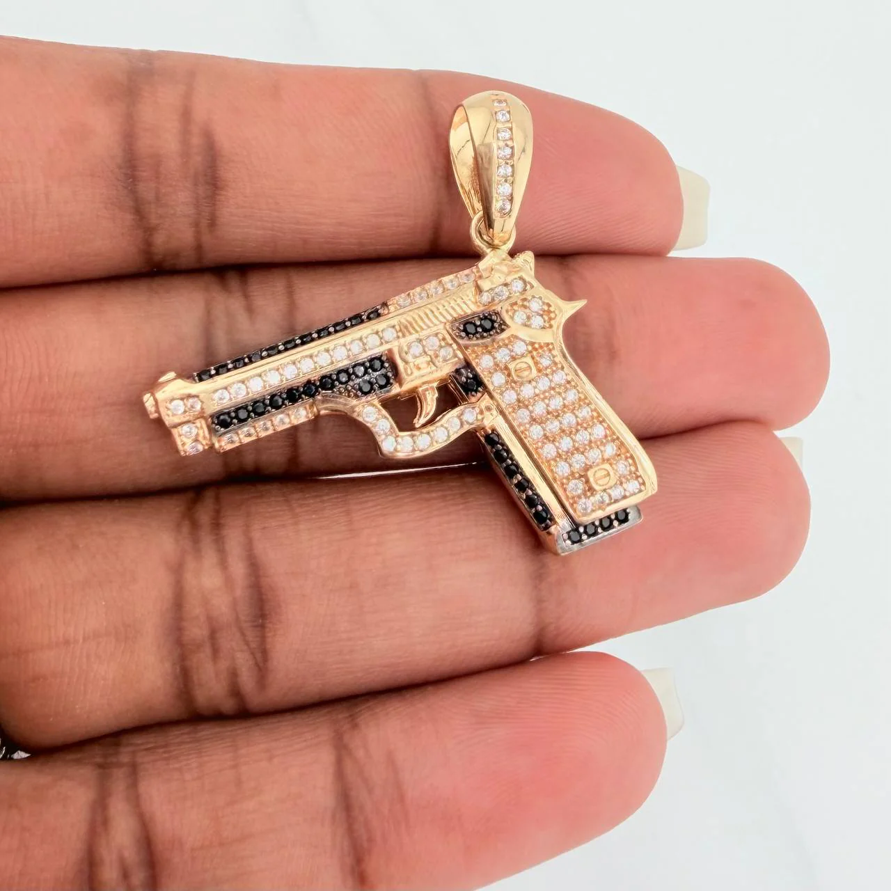 Dije Pistola 10.95gr / 1 1/2 in / Dos Oros Negro Amarillo 18K $ - Image 6