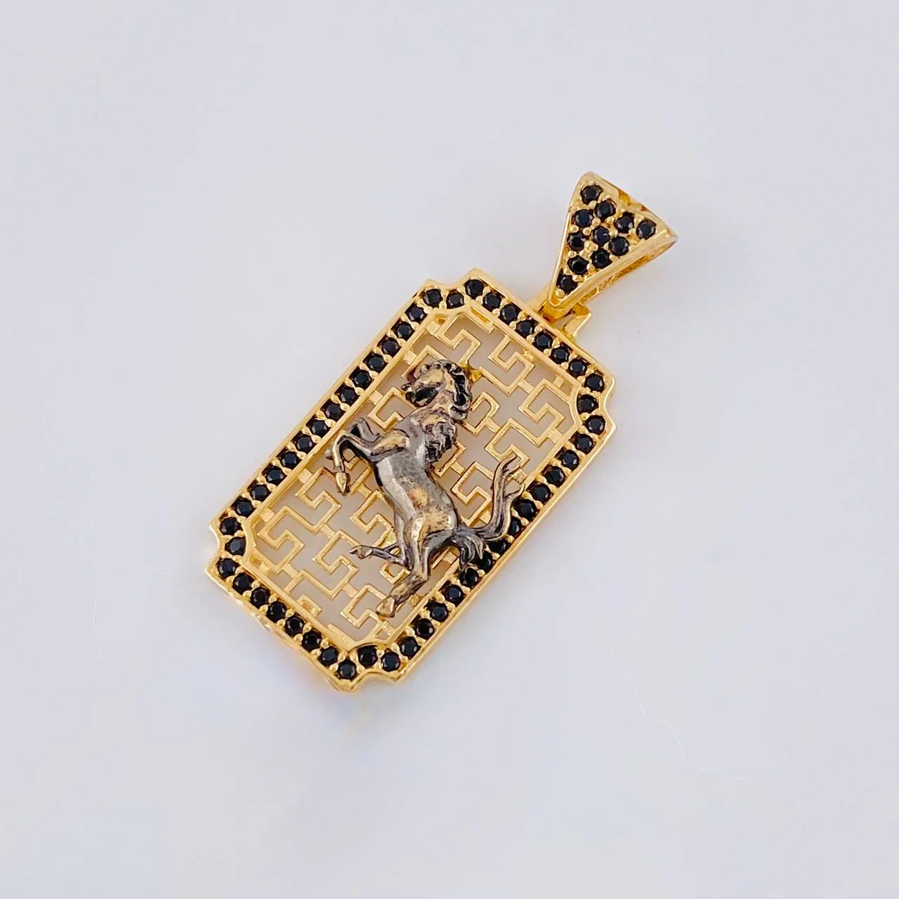 Dije Placa Caballo Filigrama 3.05 g / 1 1/4 in Dos Oros Negro Amarillo 18K - Image 3