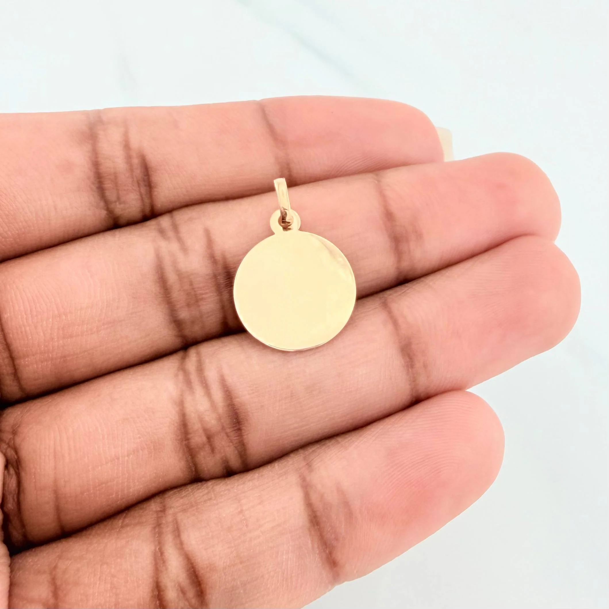 Dije Placa Circular 0.8 g / 3/4 in Oro Amarillo 18K - Image 4