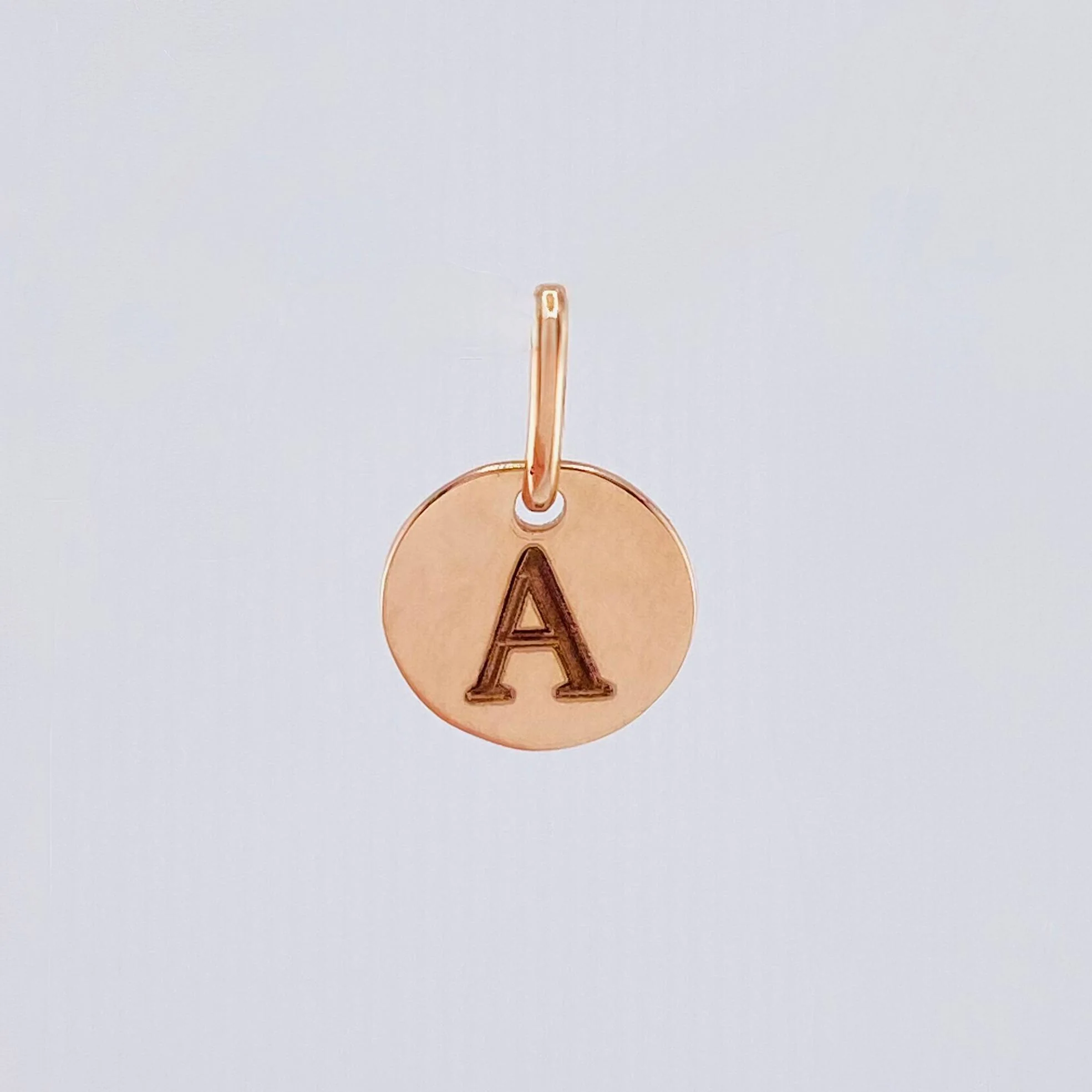 Dije Placa Letra A 0.9gr / 1/2 in / Oro Rosa 18K * - Image 2