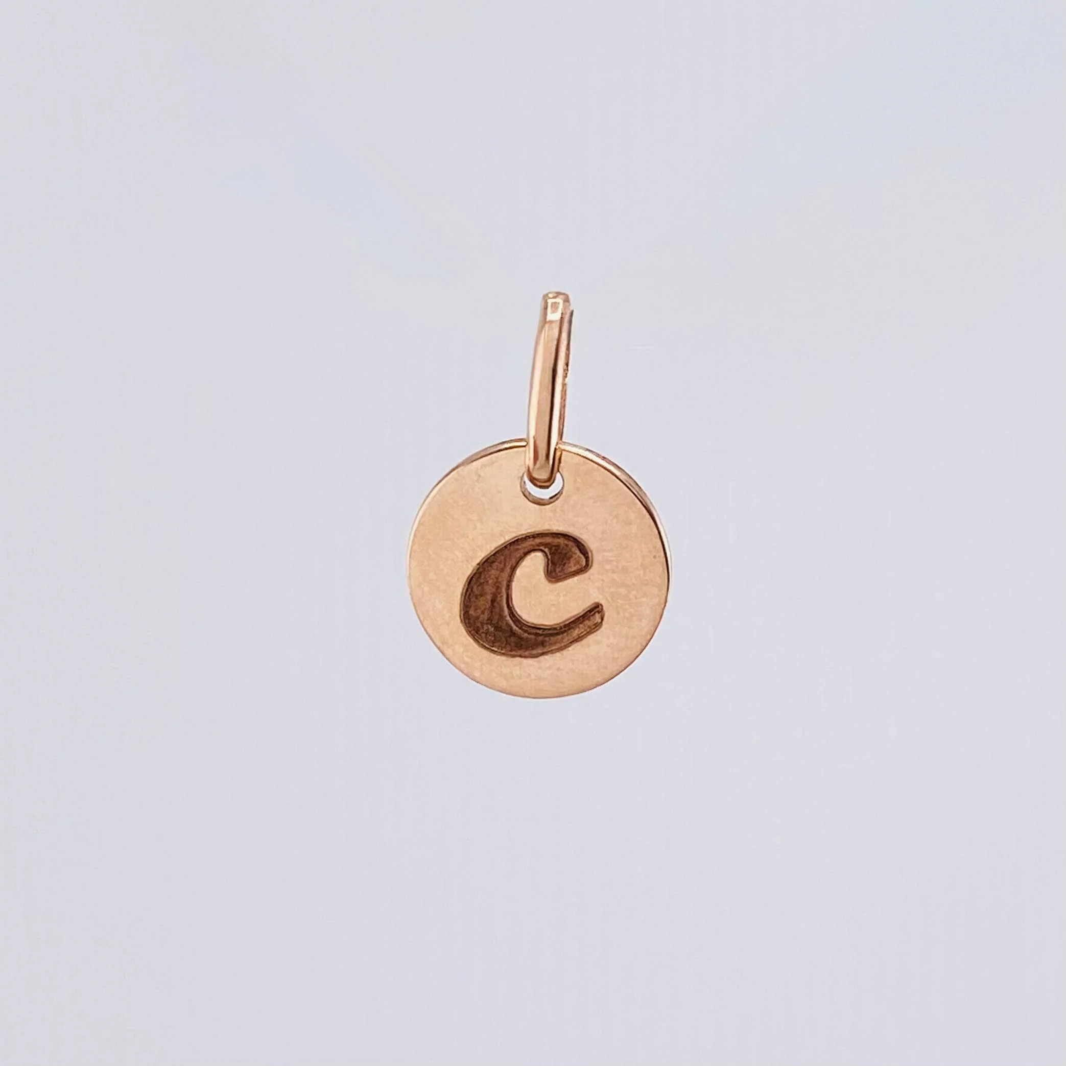 Dije Placa Letra C 0.85gr / 1/2 in / Oro Rosa 18K - Image 2