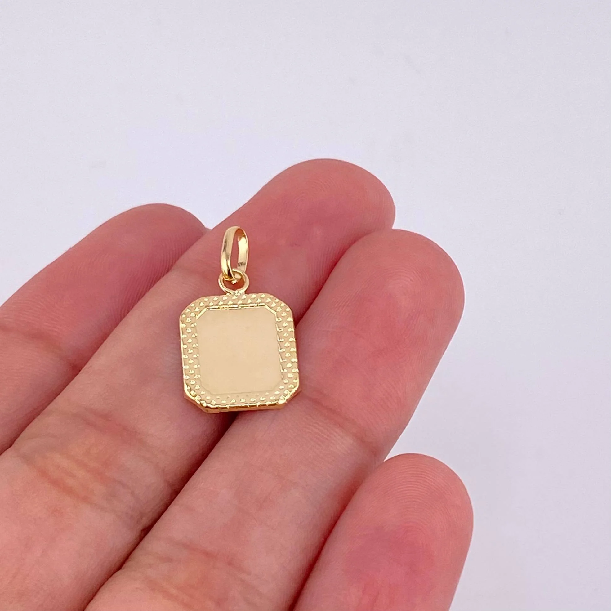 Dije Placa Marco Bordeado 0.55 g / 3/4 in Oro Amarillo 18K - Image 4
