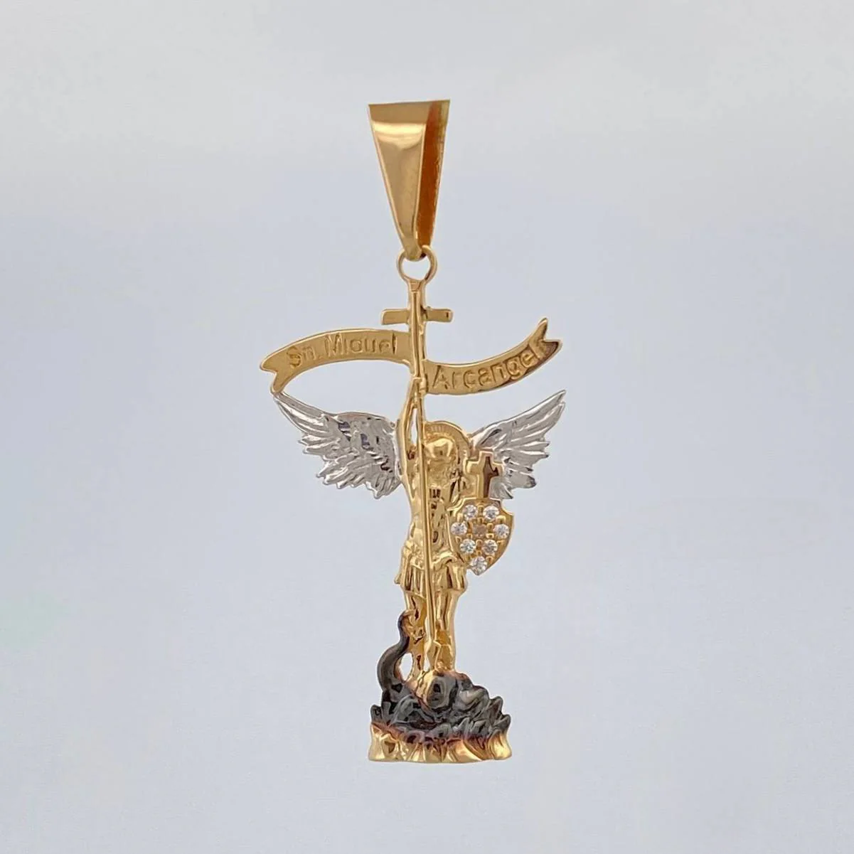 Dije San Miguel Arcangel 2.3 g / 1 1/2 in Tres Oros 18K