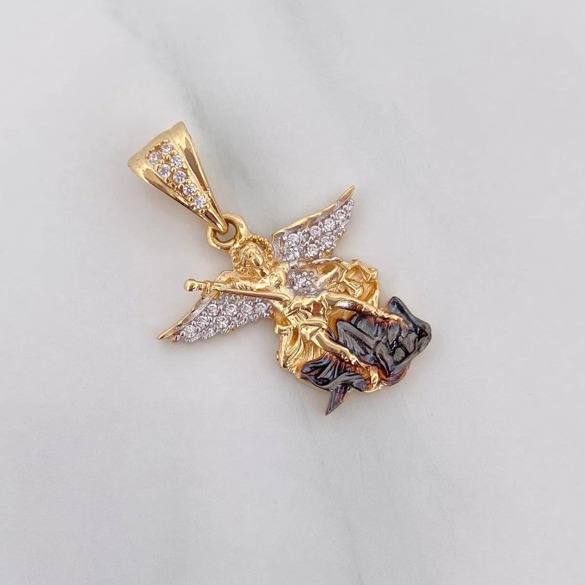 Dije San Miguel Arcangel 2.9 g / 1 in Tres Oros 18K - Image 3