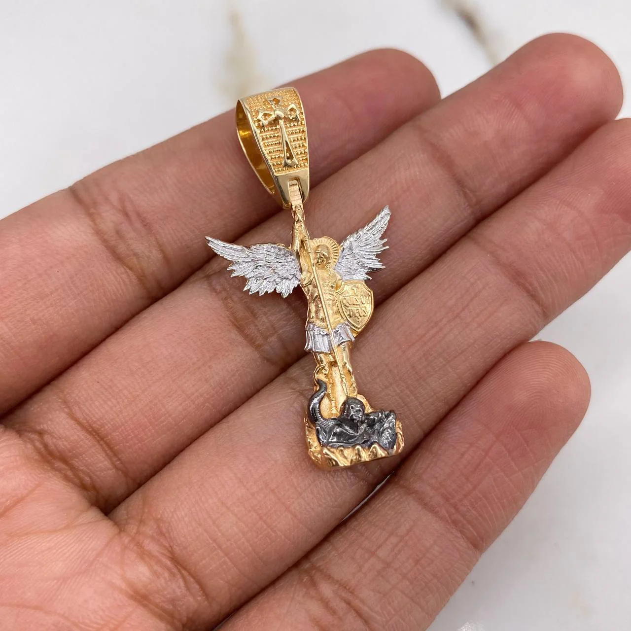 Dije San Miguel Arcangel 4.7 g / 1 1/2 in Tres Oros 18K - Image 3