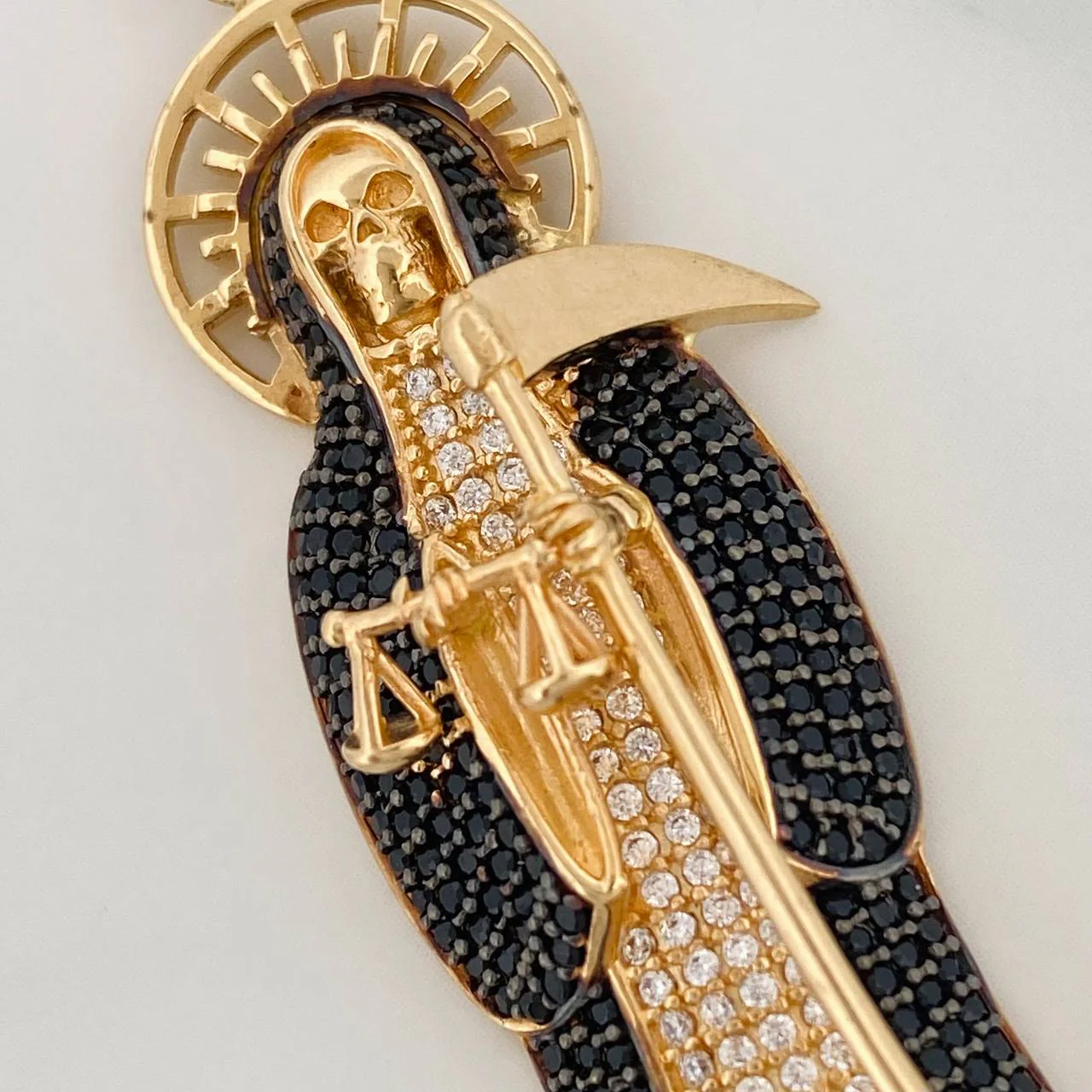 Dije Santa Muerte 15.4gr / 2 1/2 in / Dos Oros Negro Amarillo 18K $ - Image 2