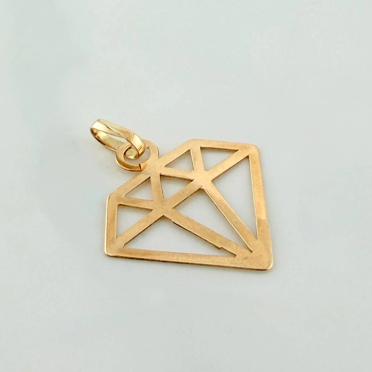 Dije Silueta Diamante 0.4gr / 1 in / Oro Amarillo 18K % - Image 2