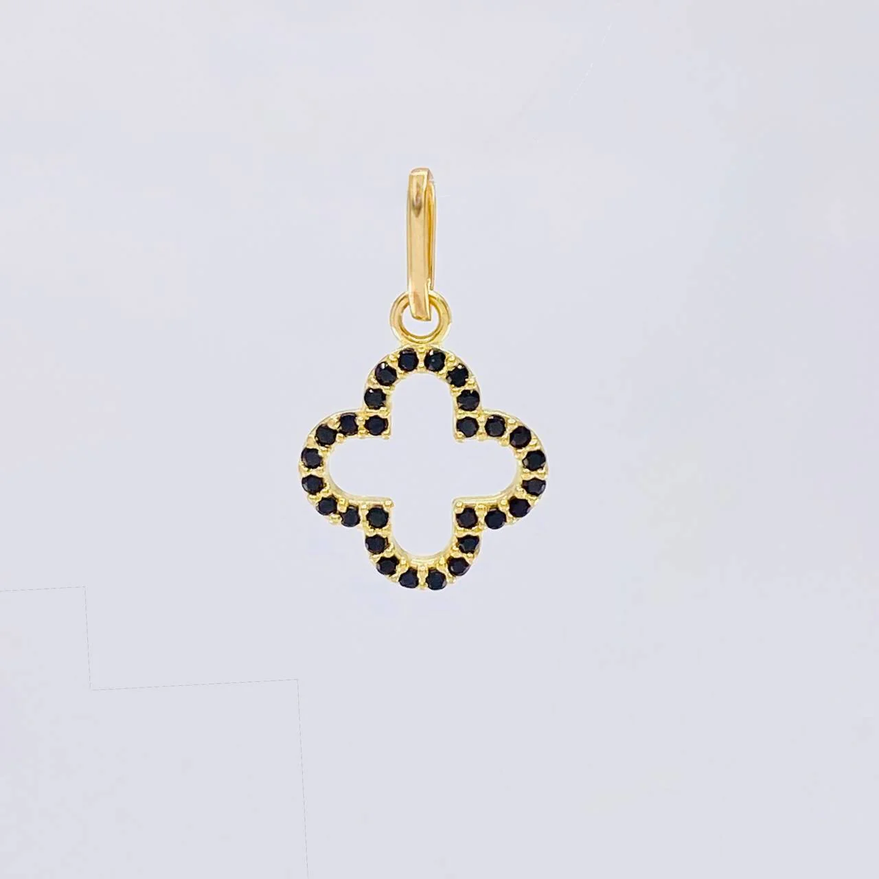 Dije Silueta Trebol 0.7 g / 3/4 in Oro Amarillo 18K - Image 2