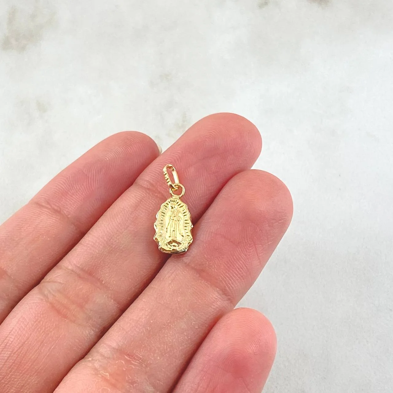 Dije Silueta Virgen Guadalupe 0.55g / 3/4 in Oro Amarillo 18K - Image 4